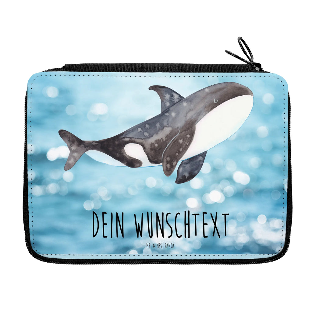 Personalisierte Federmappe Orca Personalisierte Federmappe, Personalisierte Stiftetasche, PersonalisierteS Stifte Etui, Schule, Einschulung, Geschenk, Kind, Schüler, Schülerin, Personalisierte Stifterolle, PersonalisierteS Federmäppchen, Motiv, Grundschule, Federmäppchen bedruckt, Büro Stifte Etui, Bestückte Federmappe, Kinder Federmappe, Federmappe Einschulung, Federmappe mit Namen, Stiftemappe mit Namen, Stifterolle mit Namen, Federmäppchen mit Namen, Meerestiere, Meer, Urlaub, Orca, Orcas, Killerwal, Wal, Möglichkeiten, Büro, Arbeit, Motivation, Selbstliebe, Neustart, Startup