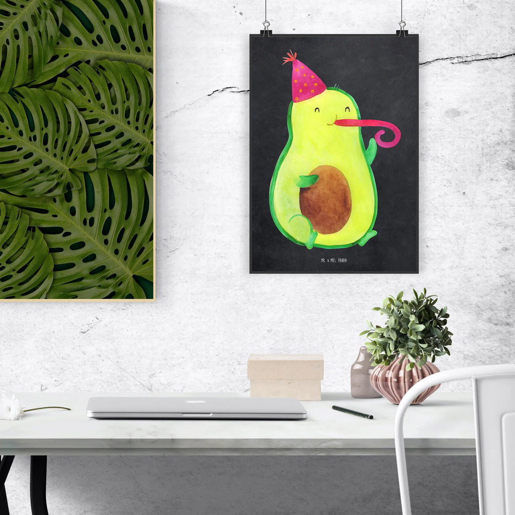 Poster Avocado Partyhupe Poster, Wandposter, Bild, Wanddeko, Küchenposter, Kinderposter, Wanddeko Bild, Raumdekoration, Wanddekoration, Handgemaltes Poster, Mr. & Mrs. Panda Poster, Designposter, Kunstdruck, Posterdruck, Avocado, Veggie, Vegan, Gesund, Party, Feierlichkeit, Feier, Fete, Geburtstag, Gute Laune, Tröte