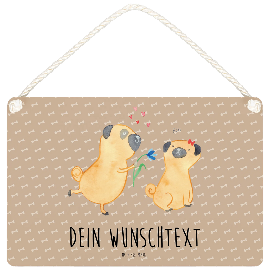 Personalisiertes Deko Schild Mops Verliebt Dekoschild, Deko Schild, Schild, Tür Schild, Türschild, Holzschild, Wandschild, Wanddeko, Hund, Hundemotiv, Haustier, Hunderasse, Tierliebhaber, Hundebesitzer, Sprüche, Mops, Möpse, Hundeliebe, verliebt, Liebe, Liebesspruch. Verlobt, Geschenk Freund, Partner