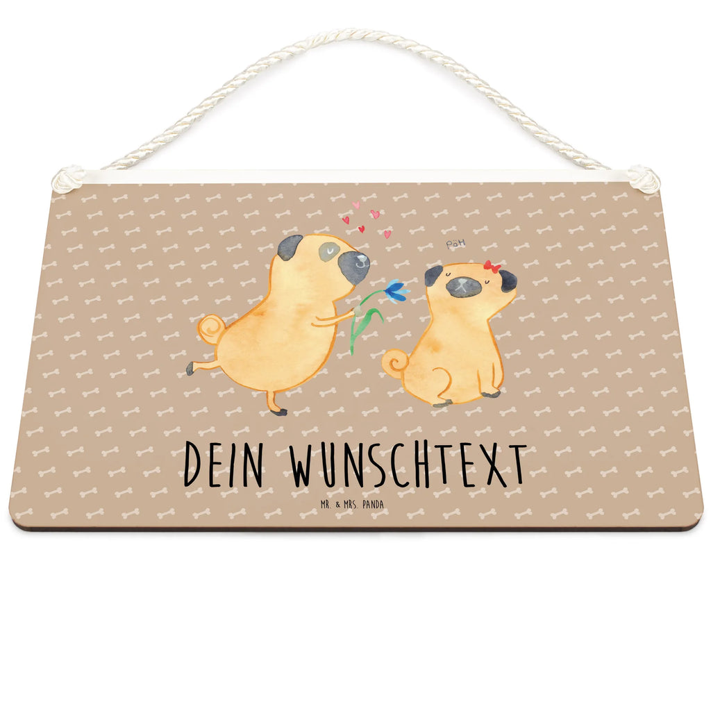 Personalisiertes Deko Schild Mops Verliebt Dekoschild, Deko Schild, Schild, Tür Schild, Türschild, Holzschild, Wandschild, Wanddeko, Hund, Hundemotiv, Haustier, Hunderasse, Tierliebhaber, Hundebesitzer, Sprüche, Mops, Möpse, Hundeliebe, verliebt, Liebe, Liebesspruch. Verlobt, Geschenk Freund, Partner