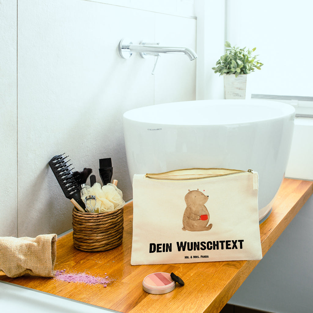 Personalisierte Schminktasche Bär Morgenkaffee Personalisierte Schminktasche, Personalisierte Kosmetiktasche, Personalisierter Kosmetikbeutel, Personalisiertes Stiftemäppchen, Personalisiertes Etui, Personalisierte Federmappe, Personalisierte Makeup Bag, Personalisiertes Schminketui, Personalisiertes Kosmetiketui, Personalisiertes Schlamperetui, Schminktasche mit Namen, Kosmetiktasche mit Namen, Kosmetikbeutel mit Namen, Stiftemäppchen mit Namen, Etui mit Namen, Federmappe mit Namen, Makeup Bg mit Namen, Schminketui mit Namen, Kosmetiketui mit Namen, Schlamperetui mit Namen, Schminktasche personalisieren, Schminktasche bedrucken, Schminktasche selbst gestalten, Liebe, Partner, Freund, Freundin, Ehemann, Ehefrau, Heiraten, Verlobung, Heiratsantrag, Liebesgeschenk, Jahrestag, Hocheitstag, Valentinstag, Geschenk für Frauen, Hochzeitstag, Mitbringsel, Geschenk für Freundin, Geschenk für Partner, Liebesbeweis, für Männer, für Ehemann