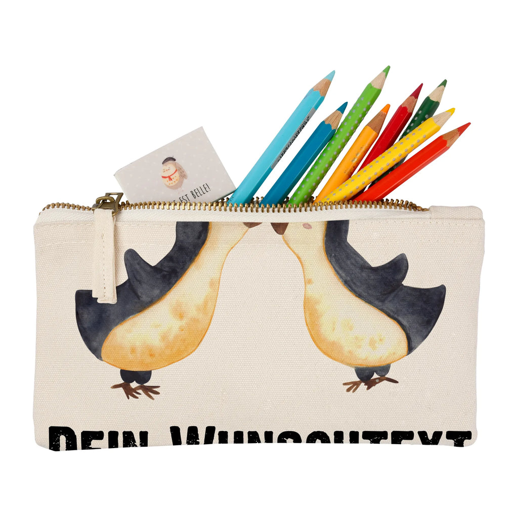 Personalisierte Schminktasche Pinguine Kuss Personalisierte Schminktasche, Personalisierte Kosmetiktasche, Personalisierter Kosmetikbeutel, Personalisiertes Stiftemäppchen, Personalisiertes Etui, Personalisierte Federmappe, Personalisierte Makeup Bag, Personalisiertes Schminketui, Personalisiertes Kosmetiketui, Personalisiertes Schlamperetui, Schminktasche mit Namen, Kosmetiktasche mit Namen, Kosmetikbeutel mit Namen, Stiftemäppchen mit Namen, Etui mit Namen, Federmappe mit Namen, Makeup Bg mit Namen, Schminketui mit Namen, Kosmetiketui mit Namen, Schlamperetui mit Namen, Schminktasche personalisieren, Schminktasche bedrucken, Schminktasche selbst gestalten, Liebe, Partner, Freund, Freundin, Ehemann, Ehefrau, Heiraten, Verlobung, Heiratsantrag, Liebesgeschenk, Jahrestag, Hocheitstag, Valentinstag, Geschenk für Frauen, Hochzeitstag, Mitbringsel, Geschenk für Freundin, Geschenk für Partner, Liebesbeweis, für Männer, für Ehemann