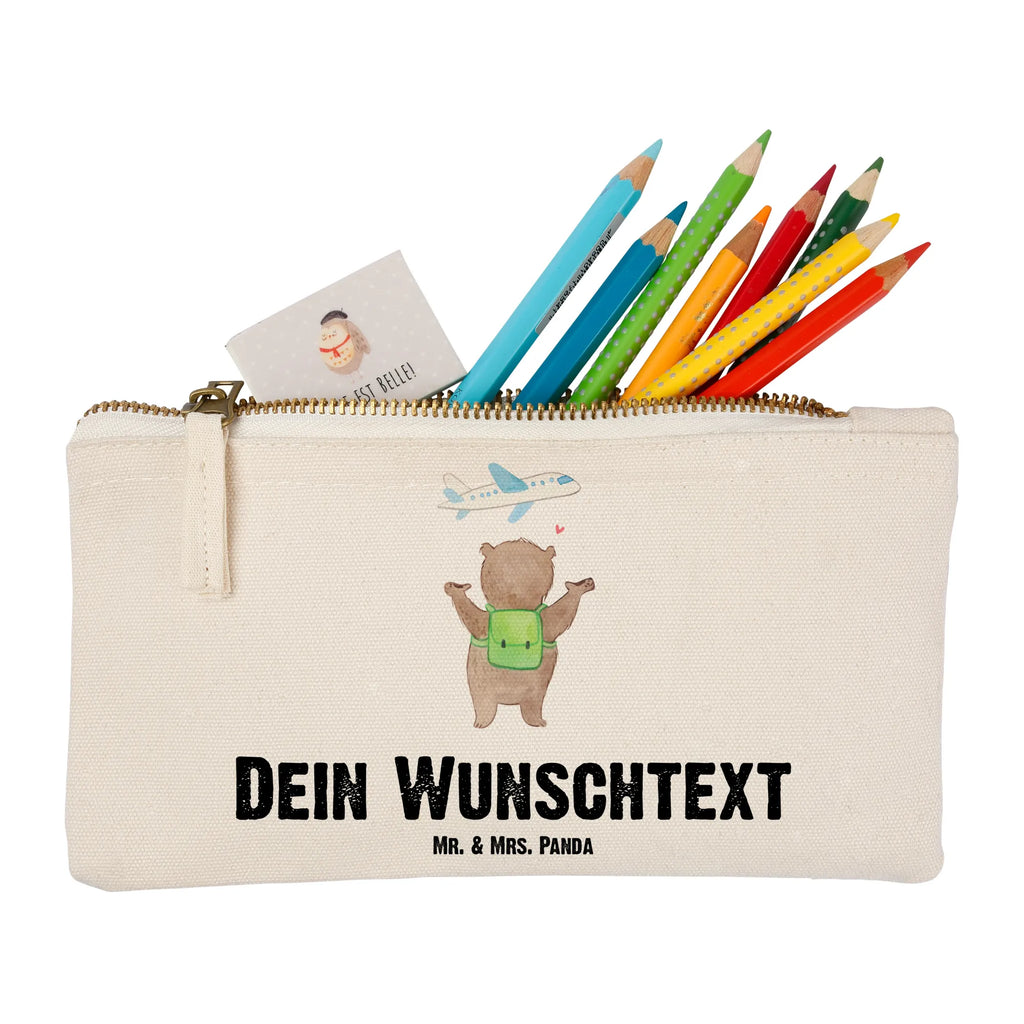 Personalisierte Schminktasche Bär Flugzeug Personalisierte Schminktasche, Personalisierte Kosmetiktasche, Personalisierter Kosmetikbeutel, Personalisiertes Stiftemäppchen, Personalisiertes Etui, Personalisierte Federmappe, Personalisierte Makeup Bag, Personalisiertes Schminketui, Personalisiertes Kosmetiketui, Personalisiertes Schlamperetui, Schminktasche mit Namen, Kosmetiktasche mit Namen, Kosmetikbeutel mit Namen, Stiftemäppchen mit Namen, Etui mit Namen, Federmappe mit Namen, Makeup Bg mit Namen, Schminketui mit Namen, Kosmetiketui mit Namen, Schlamperetui mit Namen, Schminktasche personalisieren, Schminktasche bedrucken, Schminktasche selbst gestalten, Liebe, Partner, Freund, Freundin, Ehemann, Ehefrau, Heiraten, Verlobung, Heiratsantrag, Liebesgeschenk, Jahrestag, Hocheitstag, Valentinstag, Geschenk für Frauen, Hochzeitstag, Mitbringsel, Geschenk für Freundin, Geschenk für Partner, Liebesbeweis, für Männer, für Ehemann