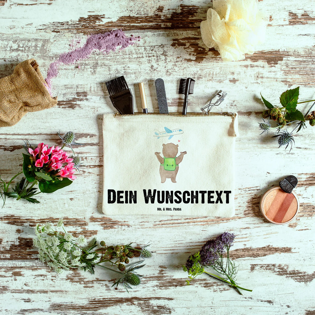 Personalisierte Schminktasche Bär Flugzeug Personalisierte Schminktasche, Personalisierte Kosmetiktasche, Personalisierter Kosmetikbeutel, Personalisiertes Stiftemäppchen, Personalisiertes Etui, Personalisierte Federmappe, Personalisierte Makeup Bag, Personalisiertes Schminketui, Personalisiertes Kosmetiketui, Personalisiertes Schlamperetui, Schminktasche mit Namen, Kosmetiktasche mit Namen, Kosmetikbeutel mit Namen, Stiftemäppchen mit Namen, Etui mit Namen, Federmappe mit Namen, Makeup Bg mit Namen, Schminketui mit Namen, Kosmetiketui mit Namen, Schlamperetui mit Namen, Schminktasche personalisieren, Schminktasche bedrucken, Schminktasche selbst gestalten, Liebe, Partner, Freund, Freundin, Ehemann, Ehefrau, Heiraten, Verlobung, Heiratsantrag, Liebesgeschenk, Jahrestag, Hocheitstag, Valentinstag, Geschenk für Frauen, Hochzeitstag, Mitbringsel, Geschenk für Freundin, Geschenk für Partner, Liebesbeweis, für Männer, für Ehemann