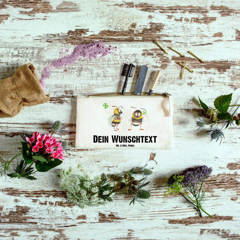 Personalisierte Schminktasche Bienen Paar Personalisierte Schminktasche, Personalisierte Kosmetiktasche, Personalisierter Kosmetikbeutel, Personalisiertes Stiftemäppchen, Personalisiertes Etui, Personalisierte Federmappe, Personalisierte Makeup Bag, Personalisiertes Schminketui, Personalisiertes Kosmetiketui, Personalisiertes Schlamperetui, Schminktasche mit Namen, Kosmetiktasche mit Namen, Kosmetikbeutel mit Namen, Stiftemäppchen mit Namen, Etui mit Namen, Federmappe mit Namen, Makeup Bg mit Namen, Schminketui mit Namen, Kosmetiketui mit Namen, Schlamperetui mit Namen, Schminktasche personalisieren, Schminktasche bedrucken, Schminktasche selbst gestalten, Liebe, Partner, Freund, Freundin, Ehemann, Ehefrau, Heiraten, Verlobung, Heiratsantrag, Liebesgeschenk, Jahrestag, Hocheitstag, Valentinstag, Geschenk für Frauen, Hochzeitstag, Mitbringsel, Geschenk für Freundin, Geschenk für Partner, Liebesbeweis, für Männer, für Ehemann, Schildkröten, verliebte Schildkröten