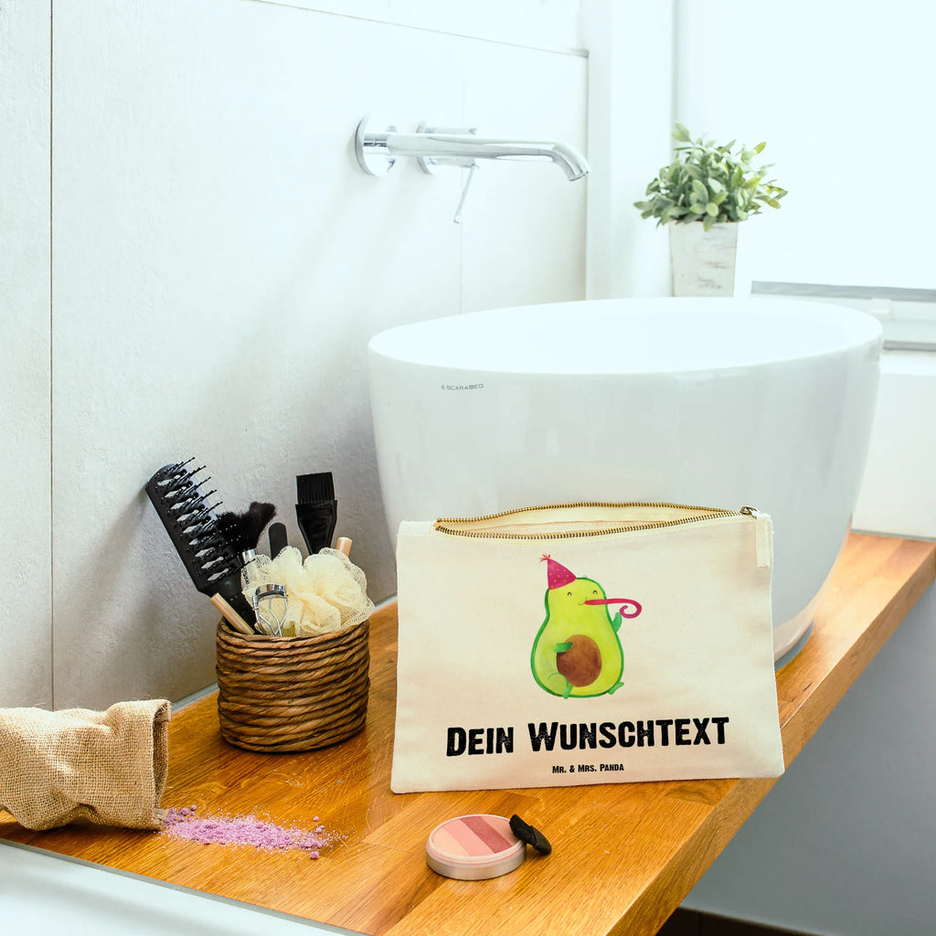 Personalisierte Schminktasche Avocado Birthday Personalisierte Schminktasche, Personalisierte Kosmetiktasche, Personalisierter Kosmetikbeutel, Personalisiertes Stiftemäppchen, Personalisiertes Etui, Personalisierte Federmappe, Personalisierte Makeup Bag, Personalisiertes Schminketui, Personalisiertes Kosmetiketui, Personalisiertes Schlamperetui, Schminktasche mit Namen, Kosmetiktasche mit Namen, Kosmetikbeutel mit Namen, Stiftemäppchen mit Namen, Etui mit Namen, Federmappe mit Namen, Makeup Bg mit Namen, Schminketui mit Namen, Kosmetiketui mit Namen, Schlamperetui mit Namen, Schminktasche personalisieren, Schminktasche bedrucken, Schminktasche selbst gestalten, Avocado, Veggie, Vegan, Gesund