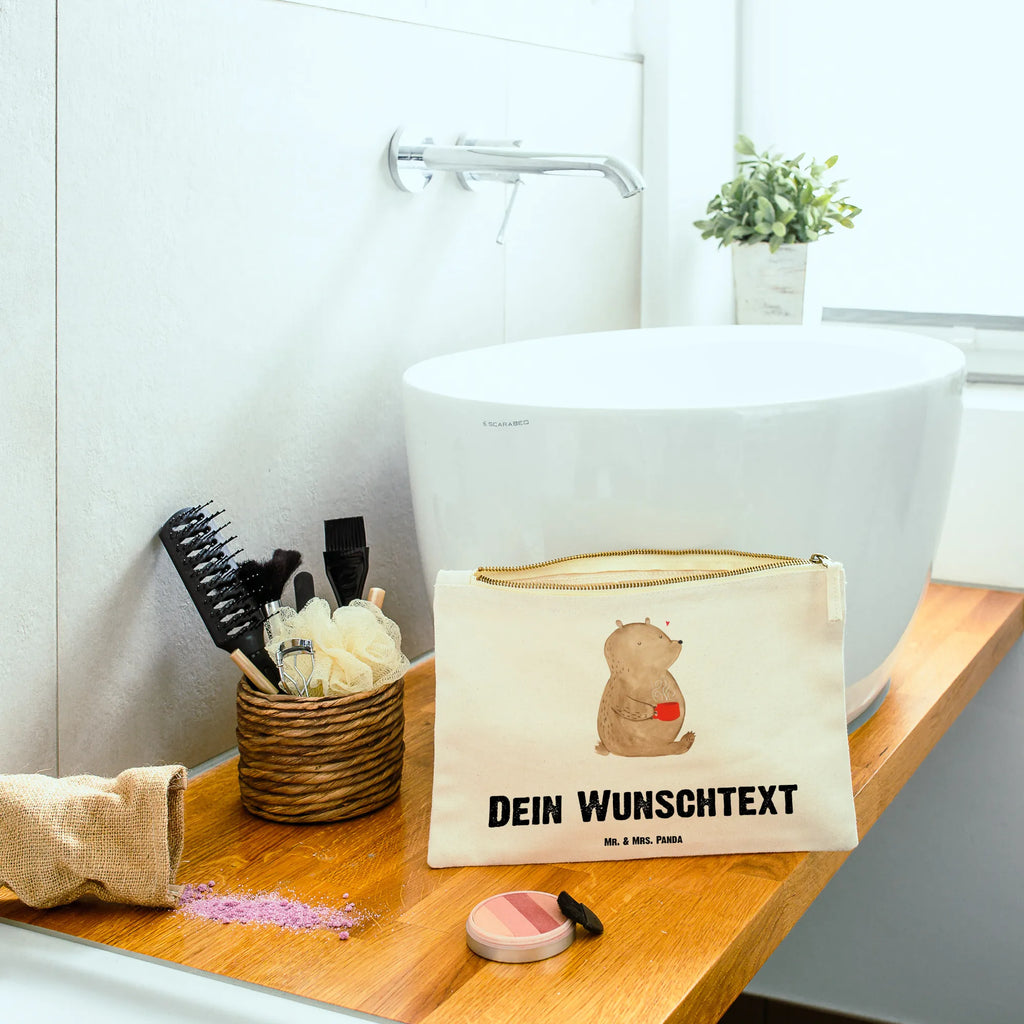 Personalisierte Schminktasche Bär Kaffee Personalisierte Schminktasche, Personalisierte Kosmetiktasche, Personalisierter Kosmetikbeutel, Personalisiertes Stiftemäppchen, Personalisiertes Etui, Personalisierte Federmappe, Personalisierte Makeup Bag, Personalisiertes Schminketui, Personalisiertes Kosmetiketui, Personalisiertes Schlamperetui, Schminktasche mit Namen, Kosmetiktasche mit Namen, Kosmetikbeutel mit Namen, Stiftemäppchen mit Namen, Etui mit Namen, Federmappe mit Namen, Makeup Bg mit Namen, Schminketui mit Namen, Kosmetiketui mit Namen, Schlamperetui mit Namen, Schminktasche personalisieren, Schminktasche bedrucken, Schminktasche selbst gestalten, Bär, Teddy, Teddybär, Kaffee, Coffee, Bären, guten Morgen, Morgenroutine, Welt erobern, Welt retten, Motivation