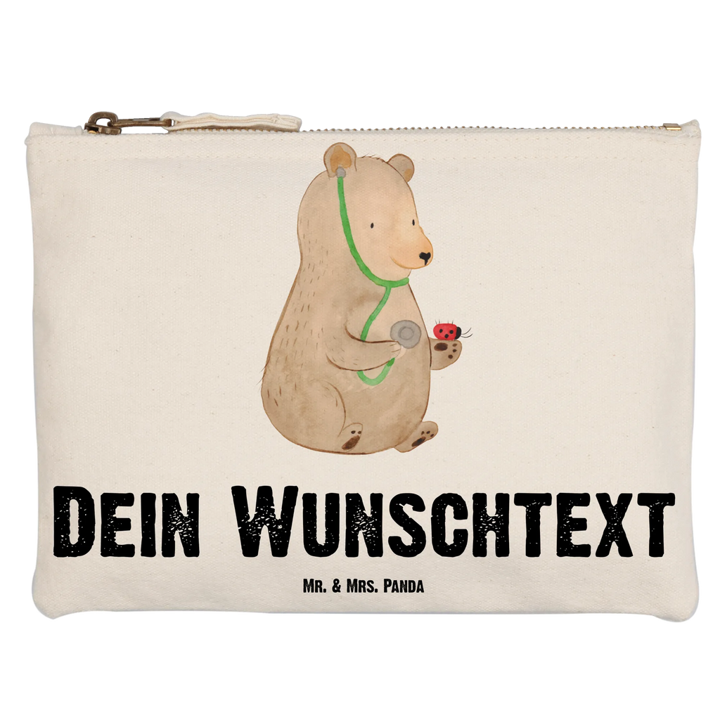 Personalisierte Schminktasche Bär Arzt Personalisierte Schminktasche, Personalisierte Kosmetiktasche, Personalisierter Kosmetikbeutel, Personalisiertes Stiftemäppchen, Personalisiertes Etui, Personalisierte Federmappe, Personalisierte Makeup Bag, Personalisiertes Schminketui, Personalisiertes Kosmetiketui, Personalisiertes Schlamperetui, Schminktasche mit Namen, Kosmetiktasche mit Namen, Kosmetikbeutel mit Namen, Stiftemäppchen mit Namen, Etui mit Namen, Federmappe mit Namen, Makeup Bg mit Namen, Schminketui mit Namen, Kosmetiketui mit Namen, Schlamperetui mit Namen, Schminktasche personalisieren, Schminktasche bedrucken, Schminktasche selbst gestalten, Bär, Teddy, Teddybär, Arzt, Ärztin, Doktor, Professor, Doktorin, Professorin