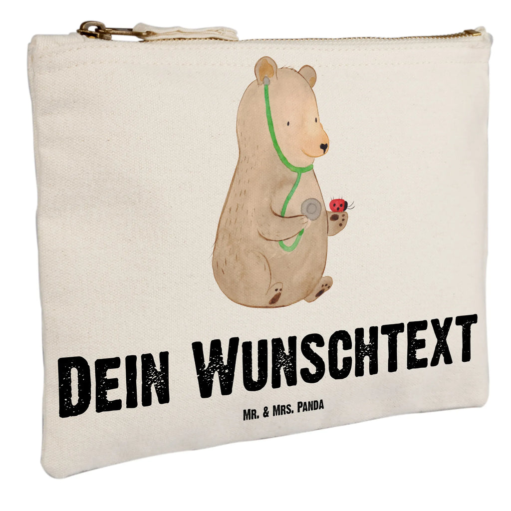 Personalisierte Schminktasche Bär Arzt Personalisierte Schminktasche, Personalisierte Kosmetiktasche, Personalisierter Kosmetikbeutel, Personalisiertes Stiftemäppchen, Personalisiertes Etui, Personalisierte Federmappe, Personalisierte Makeup Bag, Personalisiertes Schminketui, Personalisiertes Kosmetiketui, Personalisiertes Schlamperetui, Schminktasche mit Namen, Kosmetiktasche mit Namen, Kosmetikbeutel mit Namen, Stiftemäppchen mit Namen, Etui mit Namen, Federmappe mit Namen, Makeup Bg mit Namen, Schminketui mit Namen, Kosmetiketui mit Namen, Schlamperetui mit Namen, Schminktasche personalisieren, Schminktasche bedrucken, Schminktasche selbst gestalten, Bär, Teddy, Teddybär, Arzt, Ärztin, Doktor, Professor, Doktorin, Professorin