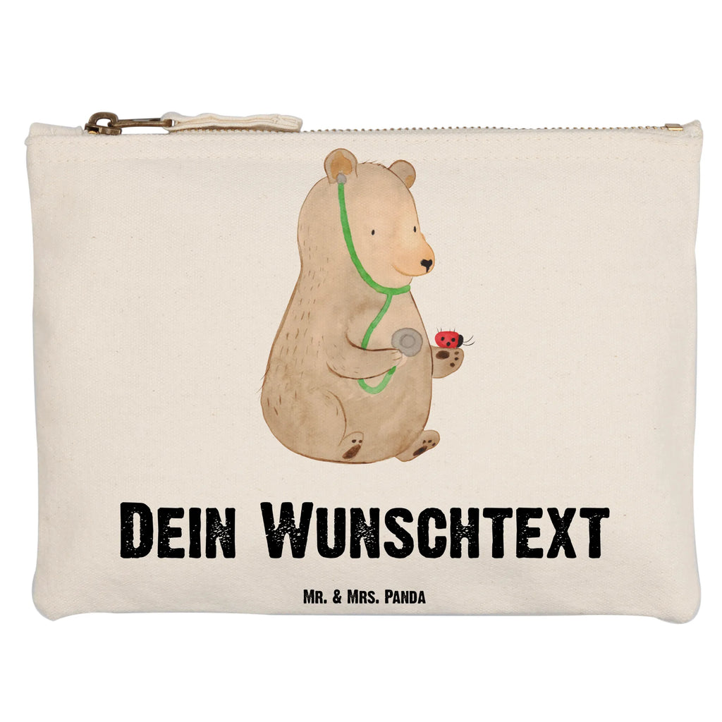 Personalisierte Schminktasche Bär Arzt Personalisierte Schminktasche, Personalisierte Kosmetiktasche, Personalisierter Kosmetikbeutel, Personalisiertes Stiftemäppchen, Personalisiertes Etui, Personalisierte Federmappe, Personalisierte Makeup Bag, Personalisiertes Schminketui, Personalisiertes Kosmetiketui, Personalisiertes Schlamperetui, Schminktasche mit Namen, Kosmetiktasche mit Namen, Kosmetikbeutel mit Namen, Stiftemäppchen mit Namen, Etui mit Namen, Federmappe mit Namen, Makeup Bg mit Namen, Schminketui mit Namen, Kosmetiketui mit Namen, Schlamperetui mit Namen, Schminktasche personalisieren, Schminktasche bedrucken, Schminktasche selbst gestalten, Bär, Teddy, Teddybär, Arzt, Ärztin, Doktor, Professor, Doktorin, Professorin