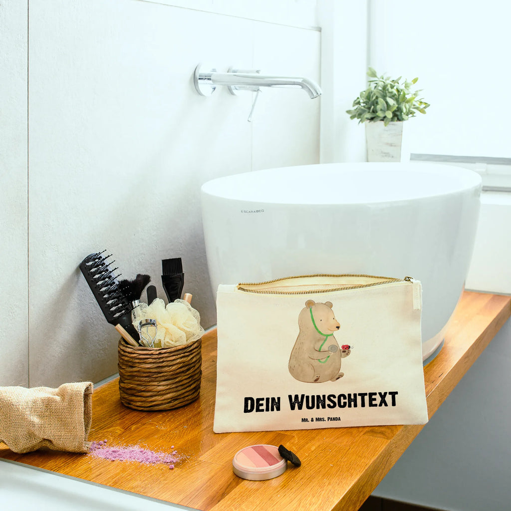 Personalisierte Schminktasche Bär Arzt Personalisierte Schminktasche, Personalisierte Kosmetiktasche, Personalisierter Kosmetikbeutel, Personalisiertes Stiftemäppchen, Personalisiertes Etui, Personalisierte Federmappe, Personalisierte Makeup Bag, Personalisiertes Schminketui, Personalisiertes Kosmetiketui, Personalisiertes Schlamperetui, Schminktasche mit Namen, Kosmetiktasche mit Namen, Kosmetikbeutel mit Namen, Stiftemäppchen mit Namen, Etui mit Namen, Federmappe mit Namen, Makeup Bg mit Namen, Schminketui mit Namen, Kosmetiketui mit Namen, Schlamperetui mit Namen, Schminktasche personalisieren, Schminktasche bedrucken, Schminktasche selbst gestalten, Bär, Teddy, Teddybär, Arzt, Ärztin, Doktor, Professor, Doktorin, Professorin