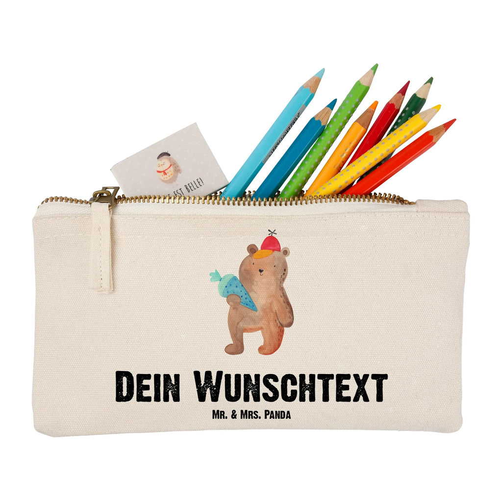 Personalisierte Schminktasche Bär mit Schultüte Personalisierte Schminktasche, Personalisierte Kosmetiktasche, Personalisierter Kosmetikbeutel, Personalisiertes Stiftemäppchen, Personalisiertes Etui, Personalisierte Federmappe, Personalisierte Makeup Bag, Personalisiertes Schminketui, Personalisiertes Kosmetiketui, Personalisiertes Schlamperetui, Schminktasche mit Namen, Kosmetiktasche mit Namen, Kosmetikbeutel mit Namen, Stiftemäppchen mit Namen, Etui mit Namen, Federmappe mit Namen, Makeup Bg mit Namen, Schminketui mit Namen, Kosmetiketui mit Namen, Schlamperetui mit Namen, Schminktasche personalisieren, Schminktasche bedrucken, Schminktasche selbst gestalten, Bär, Teddy, Teddybär, Bär Motiv, Schultüte, Erster Schultag Geschenk, Einschulung Geschenk, Schule Geschenk, Grundschule, Schulanfang, Schulbeginn