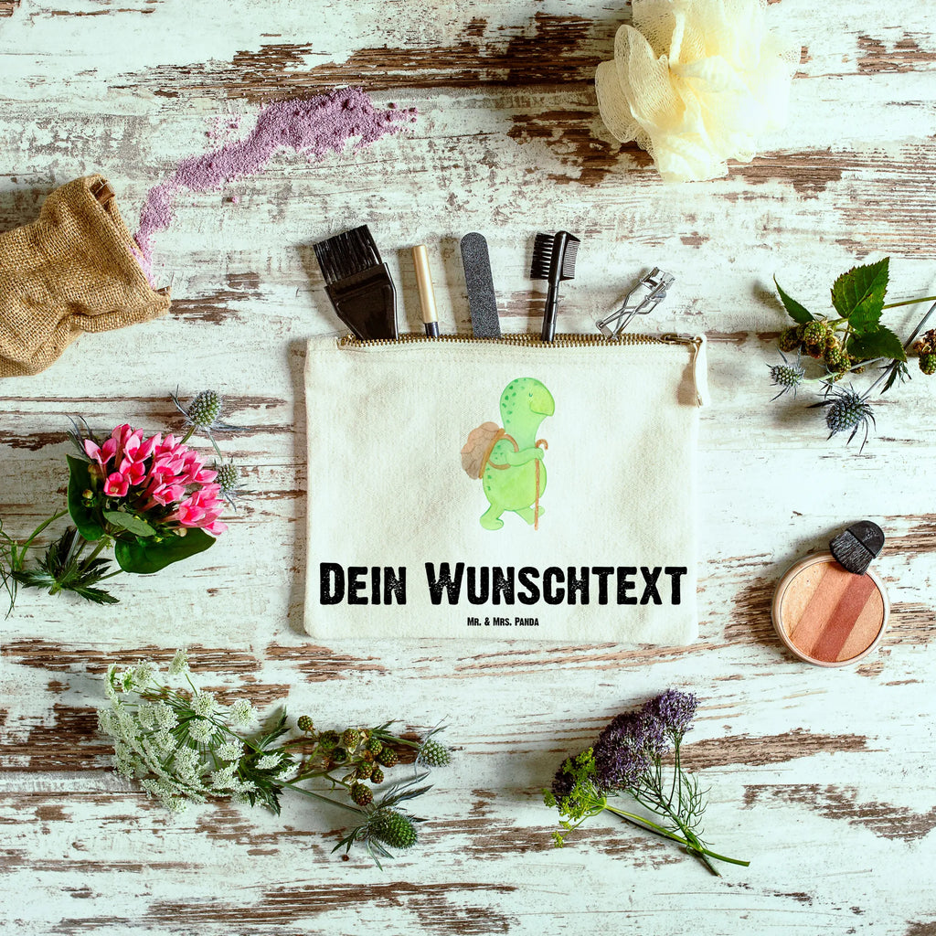 Personalisierte Schminktasche Schildkröte Wanderer Personalisierte Schminktasche, Personalisierte Kosmetiktasche, Personalisierter Kosmetikbeutel, Personalisiertes Stiftemäppchen, Personalisiertes Etui, Personalisierte Federmappe, Personalisierte Makeup Bag, Personalisiertes Schminketui, Personalisiertes Kosmetiketui, Personalisiertes Schlamperetui, Schminktasche mit Namen, Kosmetiktasche mit Namen, Kosmetikbeutel mit Namen, Stiftemäppchen mit Namen, Etui mit Namen, Federmappe mit Namen, Makeup Bg mit Namen, Schminketui mit Namen, Kosmetiketui mit Namen, Schlamperetui mit Namen, Schminktasche personalisieren, Schminktasche bedrucken, Schminktasche selbst gestalten, Schildkröte, Schildkröten, Motivation, Motivationsspruch, Motivationssprüche, Neuanfang