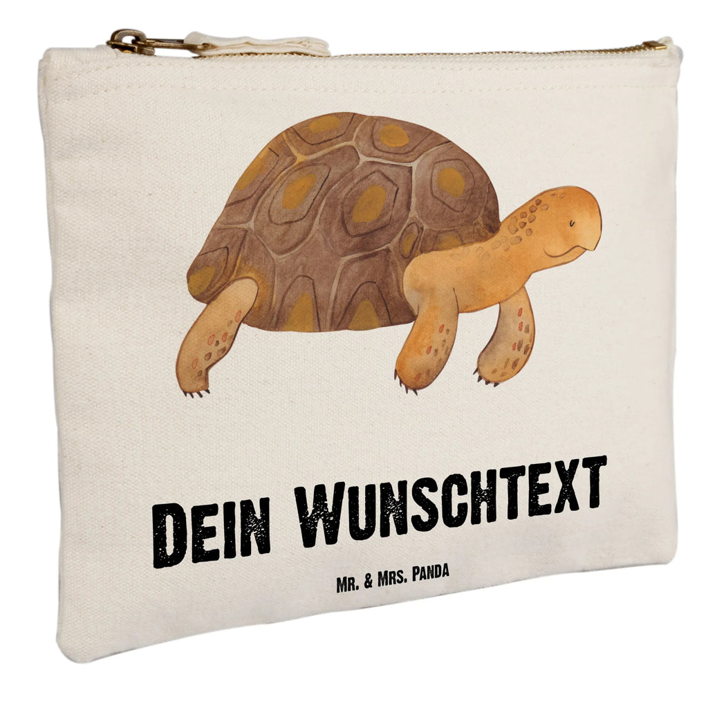 Personalisierte Schminktasche Schildkröte marschiert Personalisierte Schminktasche, Personalisierte Kosmetiktasche, Personalisierter Kosmetikbeutel, Personalisiertes Stiftemäppchen, Personalisiertes Etui, Personalisierte Federmappe, Personalisierte Makeup Bag, Personalisiertes Schminketui, Personalisiertes Kosmetiketui, Personalisiertes Schlamperetui, Schminktasche mit Namen, Kosmetiktasche mit Namen, Kosmetikbeutel mit Namen, Stiftemäppchen mit Namen, Etui mit Namen, Federmappe mit Namen, Makeup Bg mit Namen, Schminketui mit Namen, Kosmetiketui mit Namen, Schlamperetui mit Namen, Schminktasche personalisieren, Schminktasche bedrucken, Schminktasche selbst gestalten, Meerestiere, Meer, Urlaub, Schildkröte, Schildkröten, get lost, Abenteuer, Reiselust, Inspiration, Neustart, Motivation, Lieblingsmensch