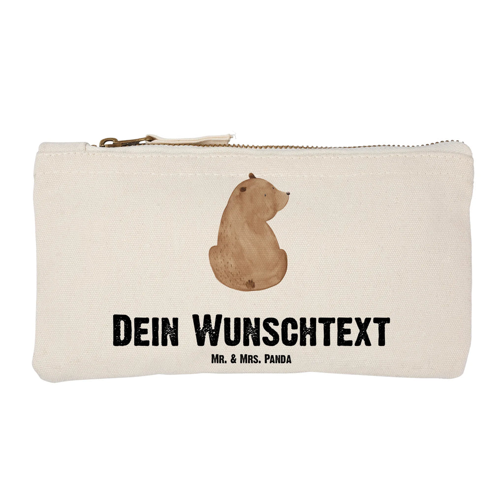 Personalisierte Schminktasche Bär Schulterblick Personalisierte Schminktasche, Personalisierte Kosmetiktasche, Personalisierter Kosmetikbeutel, Personalisiertes Stiftemäppchen, Personalisiertes Etui, Personalisierte Federmappe, Personalisierte Makeup Bag, Personalisiertes Schminketui, Personalisiertes Kosmetiketui, Personalisiertes Schlamperetui, Schminktasche mit Namen, Kosmetiktasche mit Namen, Kosmetikbeutel mit Namen, Stiftemäppchen mit Namen, Etui mit Namen, Federmappe mit Namen, Makeup Bg mit Namen, Schminketui mit Namen, Kosmetiketui mit Namen, Schlamperetui mit Namen, Schminktasche personalisieren, Schminktasche bedrucken, Schminktasche selbst gestalten, Bär, Teddy, Teddybär, Selbstachtung, Weltansicht, Motivation, Bären, Bärenliebe, Weisheit