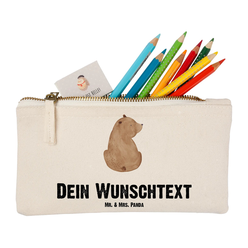 Personalisierte Schminktasche Bär Schulterblick Personalisierte Schminktasche, Personalisierte Kosmetiktasche, Personalisierter Kosmetikbeutel, Personalisiertes Stiftemäppchen, Personalisiertes Etui, Personalisierte Federmappe, Personalisierte Makeup Bag, Personalisiertes Schminketui, Personalisiertes Kosmetiketui, Personalisiertes Schlamperetui, Schminktasche mit Namen, Kosmetiktasche mit Namen, Kosmetikbeutel mit Namen, Stiftemäppchen mit Namen, Etui mit Namen, Federmappe mit Namen, Makeup Bg mit Namen, Schminketui mit Namen, Kosmetiketui mit Namen, Schlamperetui mit Namen, Schminktasche personalisieren, Schminktasche bedrucken, Schminktasche selbst gestalten, Bär, Teddy, Teddybär, Selbstachtung, Weltansicht, Motivation, Bären, Bärenliebe, Weisheit