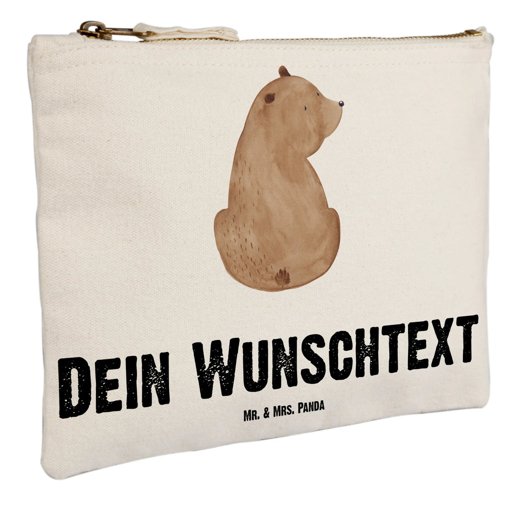 Personalisierte Schminktasche Bär Schulterblick Personalisierte Schminktasche, Personalisierte Kosmetiktasche, Personalisierter Kosmetikbeutel, Personalisiertes Stiftemäppchen, Personalisiertes Etui, Personalisierte Federmappe, Personalisierte Makeup Bag, Personalisiertes Schminketui, Personalisiertes Kosmetiketui, Personalisiertes Schlamperetui, Schminktasche mit Namen, Kosmetiktasche mit Namen, Kosmetikbeutel mit Namen, Stiftemäppchen mit Namen, Etui mit Namen, Federmappe mit Namen, Makeup Bg mit Namen, Schminketui mit Namen, Kosmetiketui mit Namen, Schlamperetui mit Namen, Schminktasche personalisieren, Schminktasche bedrucken, Schminktasche selbst gestalten, Bär, Teddy, Teddybär, Selbstachtung, Weltansicht, Motivation, Bären, Bärenliebe, Weisheit