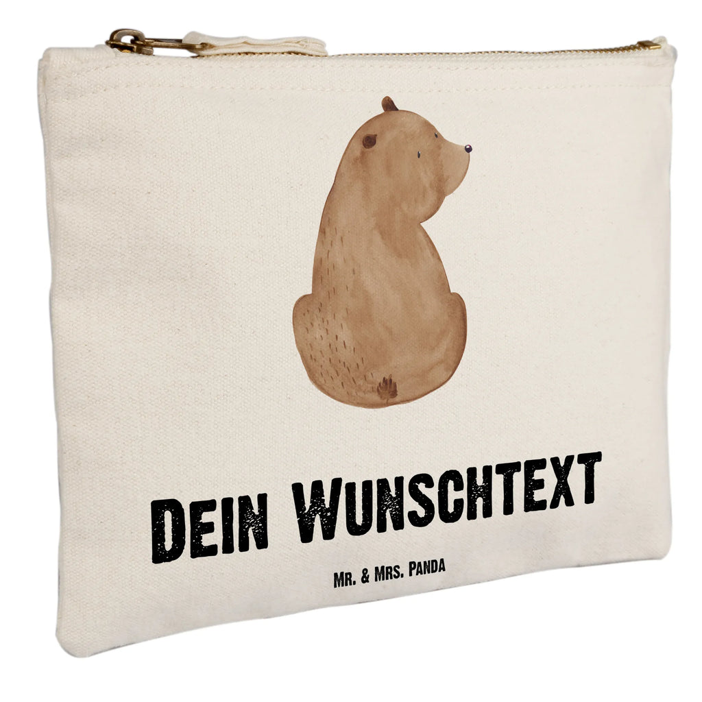 Personalisierte Schminktasche Bär Schulterblick Personalisierte Schminktasche, Personalisierte Kosmetiktasche, Personalisierter Kosmetikbeutel, Personalisiertes Stiftemäppchen, Personalisiertes Etui, Personalisierte Federmappe, Personalisierte Makeup Bag, Personalisiertes Schminketui, Personalisiertes Kosmetiketui, Personalisiertes Schlamperetui, Schminktasche mit Namen, Kosmetiktasche mit Namen, Kosmetikbeutel mit Namen, Stiftemäppchen mit Namen, Etui mit Namen, Federmappe mit Namen, Makeup Bg mit Namen, Schminketui mit Namen, Kosmetiketui mit Namen, Schlamperetui mit Namen, Schminktasche personalisieren, Schminktasche bedrucken, Schminktasche selbst gestalten, Bär, Teddy, Teddybär, Selbstachtung, Weltansicht, Motivation, Bären, Bärenliebe, Weisheit