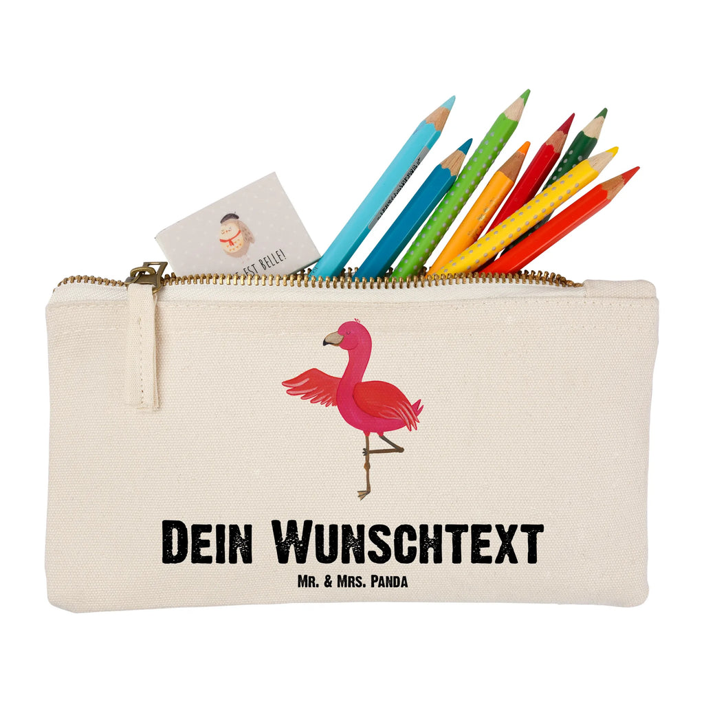 Personalisierte Schminktasche Flamingo Yoga Personalisierte Schminktasche, Personalisierte Kosmetiktasche, Personalisierter Kosmetikbeutel, Personalisiertes Stiftemäppchen, Personalisiertes Etui, Personalisierte Federmappe, Personalisierte Makeup Bag, Personalisiertes Schminketui, Personalisiertes Kosmetiketui, Personalisiertes Schlamperetui, Schminktasche mit Namen, Kosmetiktasche mit Namen, Kosmetikbeutel mit Namen, Stiftemäppchen mit Namen, Etui mit Namen, Federmappe mit Namen, Makeup Bg mit Namen, Schminketui mit Namen, Kosmetiketui mit Namen, Schlamperetui mit Namen, Schminktasche personalisieren, Schminktasche bedrucken, Schminktasche selbst gestalten, Flamingo, Vogel, Yoga, Namaste, Achtsamkeit, Yoga-Übung, Entspannung, Ärger, Aufregen, Tiefenentspannung