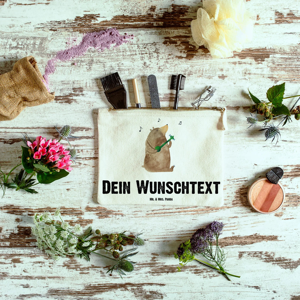 Personalisierte Schminktasche Bär Lied Personalisierte Schminktasche, Personalisierte Kosmetiktasche, Personalisierter Kosmetikbeutel, Personalisiertes Stiftemäppchen, Personalisiertes Etui, Personalisierte Federmappe, Personalisierte Makeup Bag, Personalisiertes Schminketui, Personalisiertes Kosmetiketui, Personalisiertes Schlamperetui, Schminktasche mit Namen, Kosmetiktasche mit Namen, Kosmetikbeutel mit Namen, Stiftemäppchen mit Namen, Etui mit Namen, Federmappe mit Namen, Makeup Bg mit Namen, Schminketui mit Namen, Kosmetiketui mit Namen, Schlamperetui mit Namen, Schminktasche personalisieren, Schminktasche bedrucken, Schminktasche selbst gestalten, Bär, Teddy, Teddybär, Bärchen, Bear, Liebeslied, Lied, Song, Valentinstag, Valentine, Geschenk, Partner, Liebe, Freundin, Frau, Herz, Spruch