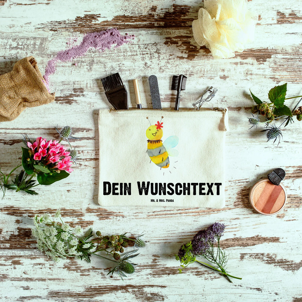 Personalisierte Schminktasche Biene Blume Personalisierte Schminktasche, Personalisierte Kosmetiktasche, Personalisierter Kosmetikbeutel, Personalisiertes Stiftemäppchen, Personalisiertes Etui, Personalisierte Federmappe, Personalisierte Makeup Bag, Personalisiertes Schminketui, Personalisiertes Kosmetiketui, Personalisiertes Schlamperetui, Schminktasche mit Namen, Kosmetiktasche mit Namen, Kosmetikbeutel mit Namen, Stiftemäppchen mit Namen, Etui mit Namen, Federmappe mit Namen, Makeup Bg mit Namen, Schminketui mit Namen, Kosmetiketui mit Namen, Schlamperetui mit Namen, Schminktasche personalisieren, Schminktasche bedrucken, Schminktasche selbst gestalten, Biene, Wespe, Hummel