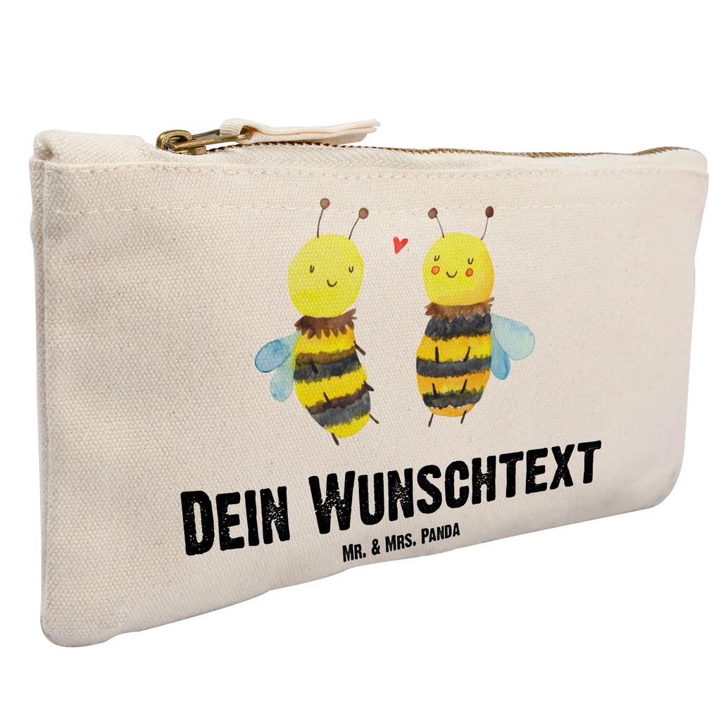 Personalisierte Schminktasche Biene Verliebt Personalisierte Schminktasche, Personalisierte Kosmetiktasche, Personalisierter Kosmetikbeutel, Personalisiertes Stiftemäppchen, Personalisiertes Etui, Personalisierte Federmappe, Personalisierte Makeup Bag, Personalisiertes Schminketui, Personalisiertes Kosmetiketui, Personalisiertes Schlamperetui, Schminktasche mit Namen, Kosmetiktasche mit Namen, Kosmetikbeutel mit Namen, Stiftemäppchen mit Namen, Etui mit Namen, Federmappe mit Namen, Makeup Bg mit Namen, Schminketui mit Namen, Kosmetiketui mit Namen, Schlamperetui mit Namen, Schminktasche personalisieren, Schminktasche bedrucken, Schminktasche selbst gestalten, Biene, Wespe, Hummel