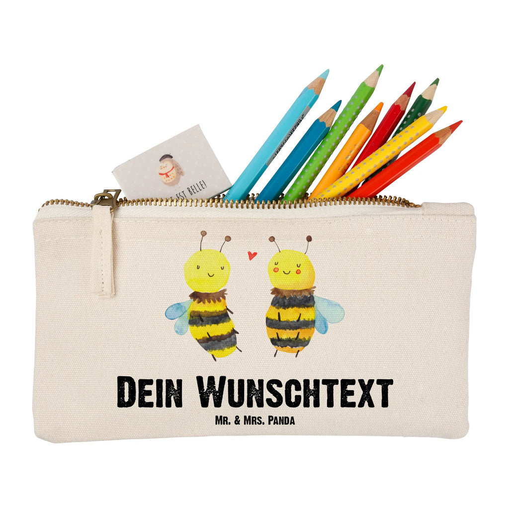 Personalisierte Schminktasche Biene Verliebt Personalisierte Schminktasche, Personalisierte Kosmetiktasche, Personalisierter Kosmetikbeutel, Personalisiertes Stiftemäppchen, Personalisiertes Etui, Personalisierte Federmappe, Personalisierte Makeup Bag, Personalisiertes Schminketui, Personalisiertes Kosmetiketui, Personalisiertes Schlamperetui, Schminktasche mit Namen, Kosmetiktasche mit Namen, Kosmetikbeutel mit Namen, Stiftemäppchen mit Namen, Etui mit Namen, Federmappe mit Namen, Makeup Bg mit Namen, Schminketui mit Namen, Kosmetiketui mit Namen, Schlamperetui mit Namen, Schminktasche personalisieren, Schminktasche bedrucken, Schminktasche selbst gestalten, Biene, Wespe, Hummel