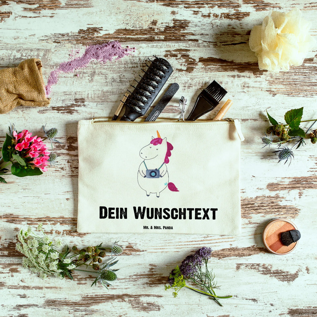 Personalisierte Schminktasche Einhorn Fotograf Personalisierte Schminktasche, Personalisierte Kosmetiktasche, Personalisierter Kosmetikbeutel, Personalisiertes Stiftemäppchen, Personalisiertes Etui, Personalisierte Federmappe, Personalisierte Makeup Bag, Personalisiertes Schminketui, Personalisiertes Kosmetiketui, Personalisiertes Schlamperetui, Schminktasche mit Namen, Kosmetiktasche mit Namen, Kosmetikbeutel mit Namen, Stiftemäppchen mit Namen, Etui mit Namen, Federmappe mit Namen, Makeup Bg mit Namen, Schminketui mit Namen, Kosmetiketui mit Namen, Schlamperetui mit Namen, Schminktasche personalisieren, Schminktasche bedrucken, Schminktasche selbst gestalten, Einhorn, Einhörner, Einhorn Deko, Pegasus, Unicorn, Fotograf, Fotografie, Kamera, Reisen, Weltreise, Weltenbummler, Urlaub, Tourist, Kurztrip, Reise, Städtereise