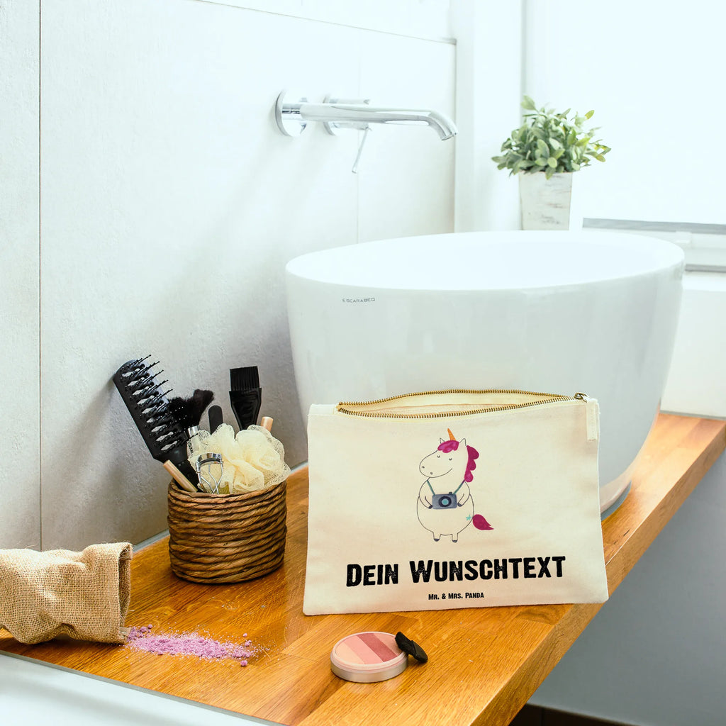 Personalisierte Schminktasche Einhorn Fotograf Personalisierte Schminktasche, Personalisierte Kosmetiktasche, Personalisierter Kosmetikbeutel, Personalisiertes Stiftemäppchen, Personalisiertes Etui, Personalisierte Federmappe, Personalisierte Makeup Bag, Personalisiertes Schminketui, Personalisiertes Kosmetiketui, Personalisiertes Schlamperetui, Schminktasche mit Namen, Kosmetiktasche mit Namen, Kosmetikbeutel mit Namen, Stiftemäppchen mit Namen, Etui mit Namen, Federmappe mit Namen, Makeup Bg mit Namen, Schminketui mit Namen, Kosmetiketui mit Namen, Schlamperetui mit Namen, Schminktasche personalisieren, Schminktasche bedrucken, Schminktasche selbst gestalten, Einhorn, Einhörner, Einhorn Deko, Pegasus, Unicorn, Fotograf, Fotografie, Kamera, Reisen, Weltreise, Weltenbummler, Urlaub, Tourist, Kurztrip, Reise, Städtereise