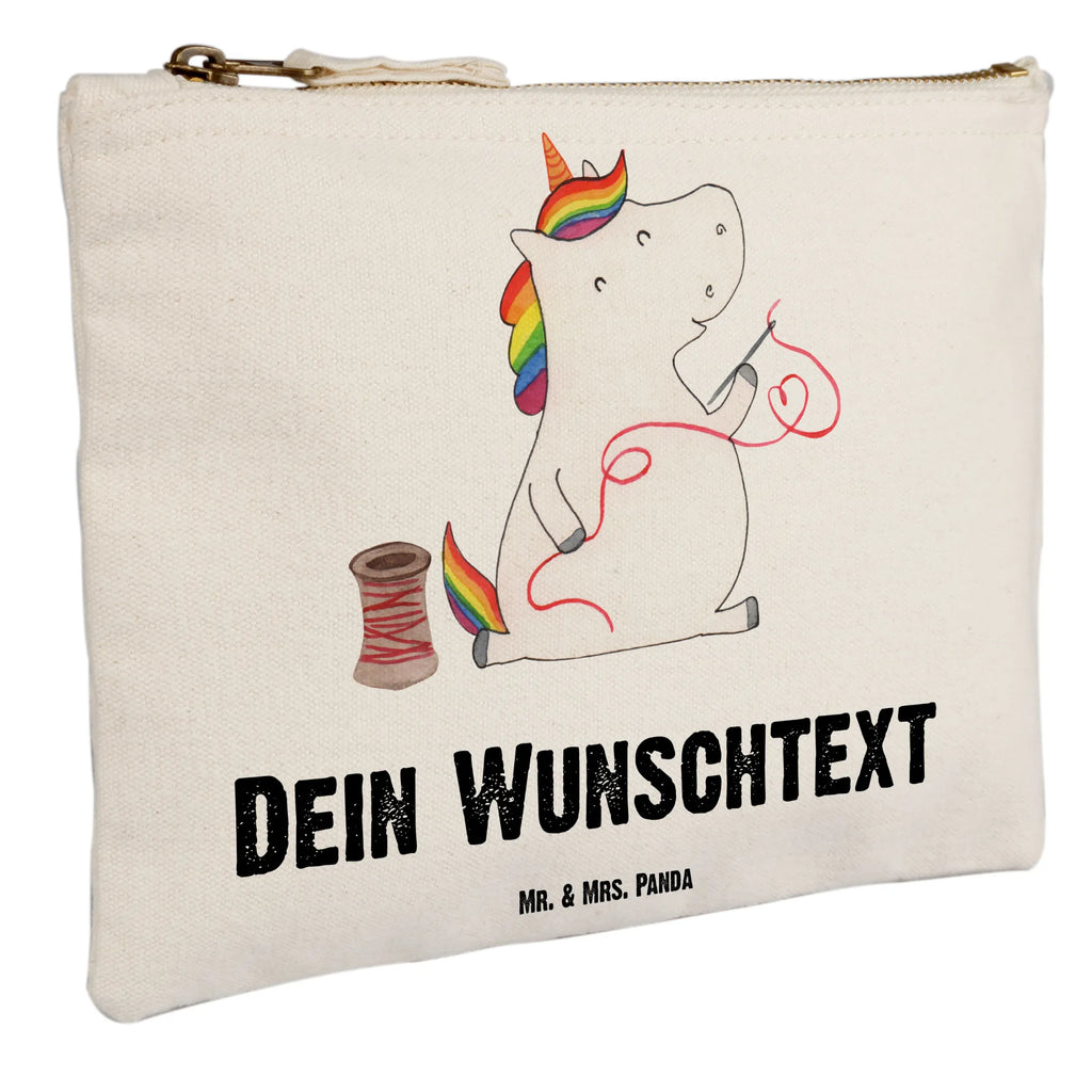 Personalisierte Schminktasche Einhorn Näherin Personalisierte Schminktasche, Personalisierte Kosmetiktasche, Personalisierter Kosmetikbeutel, Personalisiertes Stiftemäppchen, Personalisiertes Etui, Personalisierte Federmappe, Personalisierte Makeup Bag, Personalisiertes Schminketui, Personalisiertes Kosmetiketui, Personalisiertes Schlamperetui, Schminktasche mit Namen, Kosmetiktasche mit Namen, Kosmetikbeutel mit Namen, Stiftemäppchen mit Namen, Etui mit Namen, Federmappe mit Namen, Makeup Bg mit Namen, Schminketui mit Namen, Kosmetiketui mit Namen, Schlamperetui mit Namen, Schminktasche personalisieren, Schminktasche bedrucken, Schminktasche selbst gestalten, Einhorn, Einhörner, Einhorn Deko, Pegasus, Unicorn, Näherin, nähen, Mädchen, Freundin, Häkeln, Stricken, basteln, Nähzimmer