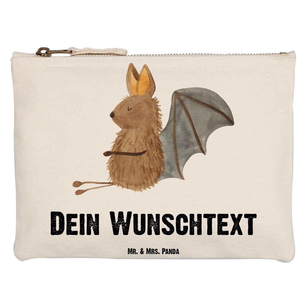 Personalisierte Schminktasche Fledermaus sitzend Personalisierte Schminktasche, Personalisierte Kosmetiktasche, Personalisierter Kosmetikbeutel, Personalisiertes Stiftemäppchen, Personalisiertes Etui, Personalisierte Federmappe, Personalisierte Makeup Bag, Personalisiertes Schminketui, Personalisiertes Kosmetiketui, Personalisiertes Schlamperetui, Schminktasche mit Namen, Kosmetiktasche mit Namen, Kosmetikbeutel mit Namen, Stiftemäppchen mit Namen, Etui mit Namen, Federmappe mit Namen, Makeup Bg mit Namen, Schminketui mit Namen, Kosmetiketui mit Namen, Schlamperetui mit Namen, Schminktasche personalisieren, Schminktasche bedrucken, Schminktasche selbst gestalten, Tiermotive, Gute Laune, lustige Sprüche, Tiere, Fledermaus, Fledermäuse, Motivation, entspannen