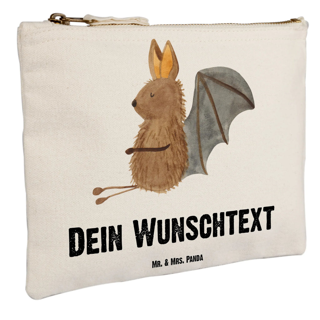 Personalisierte Schminktasche Fledermaus sitzend Personalisierte Schminktasche, Personalisierte Kosmetiktasche, Personalisierter Kosmetikbeutel, Personalisiertes Stiftemäppchen, Personalisiertes Etui, Personalisierte Federmappe, Personalisierte Makeup Bag, Personalisiertes Schminketui, Personalisiertes Kosmetiketui, Personalisiertes Schlamperetui, Schminktasche mit Namen, Kosmetiktasche mit Namen, Kosmetikbeutel mit Namen, Stiftemäppchen mit Namen, Etui mit Namen, Federmappe mit Namen, Makeup Bg mit Namen, Schminketui mit Namen, Kosmetiketui mit Namen, Schlamperetui mit Namen, Schminktasche personalisieren, Schminktasche bedrucken, Schminktasche selbst gestalten, Tiermotive, Gute Laune, lustige Sprüche, Tiere, Fledermaus, Fledermäuse, Motivation, entspannen