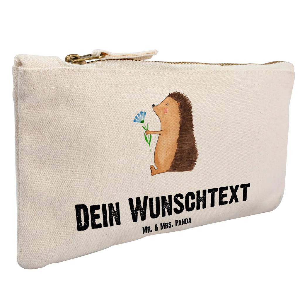 Personalisierte Schminktasche Igel mit Blume Personalisierte Schminktasche, Personalisierte Kosmetiktasche, Personalisierter Kosmetikbeutel, Personalisiertes Stiftemäppchen, Personalisiertes Etui, Personalisierte Federmappe, Personalisierte Makeup Bag, Personalisiertes Schminketui, Personalisiertes Kosmetiketui, Personalisiertes Schlamperetui, Schminktasche mit Namen, Kosmetiktasche mit Namen, Kosmetikbeutel mit Namen, Stiftemäppchen mit Namen, Etui mit Namen, Federmappe mit Namen, Makeup Bg mit Namen, Schminketui mit Namen, Kosmetiketui mit Namen, Schlamperetui mit Namen, Schminktasche personalisieren, Schminktasche bedrucken, Schminktasche selbst gestalten, Tiermotive, Gute Laune, lustige Sprüche, Tiere, Igel, Gute Besserung, Genesungswünsche, Krankheit, Krankenhaus, krank, Besuch