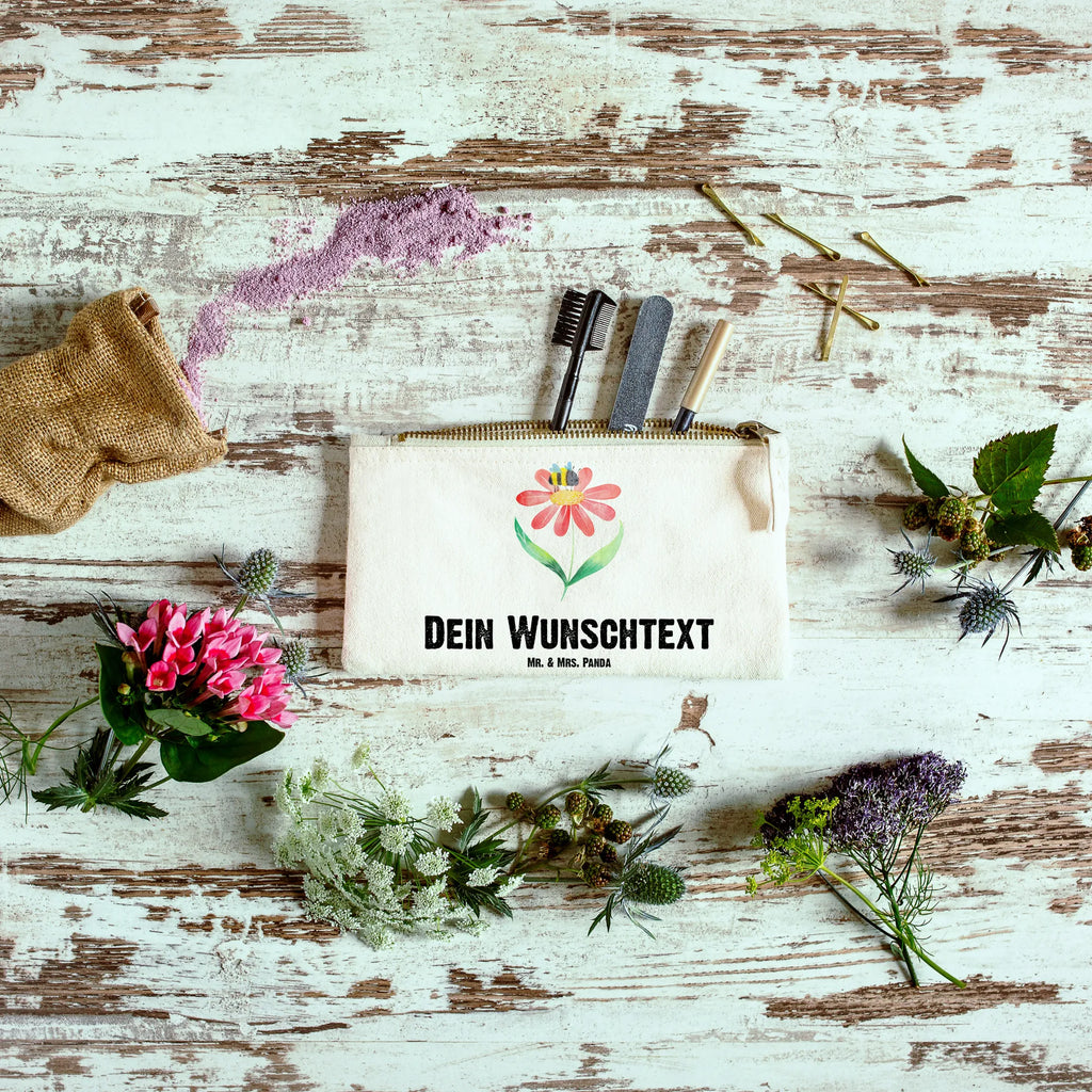 Personalisierte Schminktasche Hummel Blume Personalisierte Schminktasche, Personalisierte Kosmetiktasche, Personalisierter Kosmetikbeutel, Personalisiertes Stiftemäppchen, Personalisiertes Etui, Personalisierte Federmappe, Personalisierte Makeup Bag, Personalisiertes Schminketui, Personalisiertes Kosmetiketui, Personalisiertes Schlamperetui, Schminktasche mit Namen, Kosmetiktasche mit Namen, Kosmetikbeutel mit Namen, Stiftemäppchen mit Namen, Etui mit Namen, Federmappe mit Namen, Makeup Bg mit Namen, Schminketui mit Namen, Kosmetiketui mit Namen, Schlamperetui mit Namen, Schminktasche personalisieren, Schminktasche bedrucken, Schminktasche selbst gestalten, Tiermotive, Gute Laune, lustige Sprüche, Tiere, Hummel, Blume, Wespe, Flauschig, Natur, Feld, Hummeln, Biene