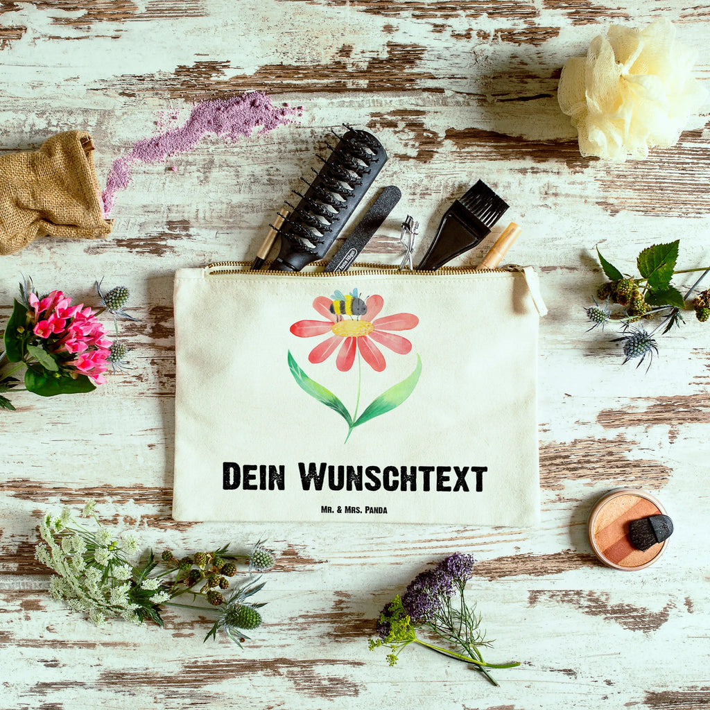 Personalisierte Schminktasche Hummel Blume Personalisierte Schminktasche, Personalisierte Kosmetiktasche, Personalisierter Kosmetikbeutel, Personalisiertes Stiftemäppchen, Personalisiertes Etui, Personalisierte Federmappe, Personalisierte Makeup Bag, Personalisiertes Schminketui, Personalisiertes Kosmetiketui, Personalisiertes Schlamperetui, Schminktasche mit Namen, Kosmetiktasche mit Namen, Kosmetikbeutel mit Namen, Stiftemäppchen mit Namen, Etui mit Namen, Federmappe mit Namen, Makeup Bg mit Namen, Schminketui mit Namen, Kosmetiketui mit Namen, Schlamperetui mit Namen, Schminktasche personalisieren, Schminktasche bedrucken, Schminktasche selbst gestalten, Tiermotive, Gute Laune, lustige Sprüche, Tiere, Hummel, Blume, Wespe, Flauschig, Natur, Feld, Hummeln, Biene