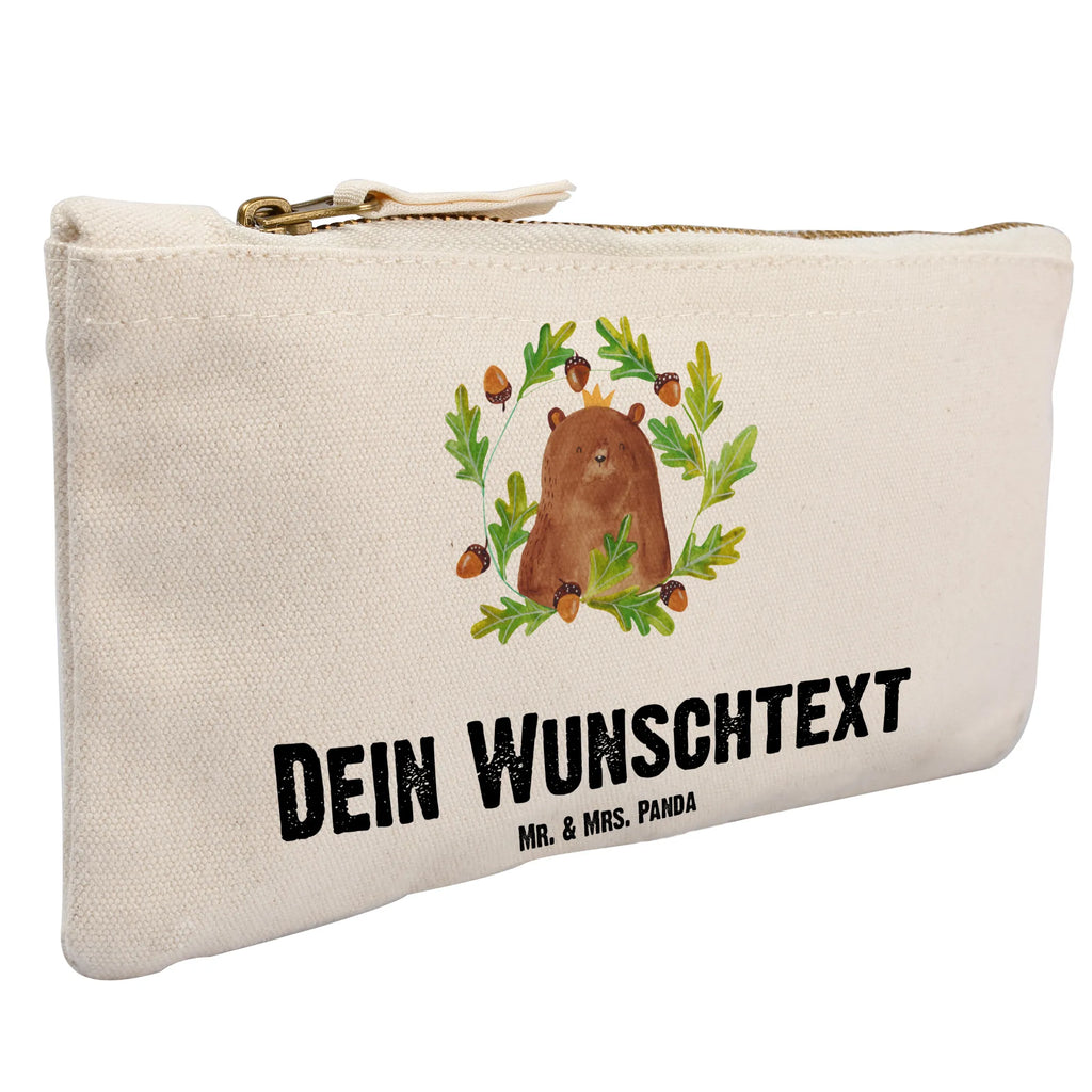 Personalisierte Schminktasche Bär König Personalisierte Schminktasche, Personalisierte Kosmetiktasche, Personalisierter Kosmetikbeutel, Personalisiertes Stiftemäppchen, Personalisiertes Etui, Personalisierte Federmappe, Personalisierte Makeup Bag, Personalisiertes Schminketui, Personalisiertes Kosmetiketui, Personalisiertes Schlamperetui, Schminktasche mit Namen, Kosmetiktasche mit Namen, Kosmetikbeutel mit Namen, Stiftemäppchen mit Namen, Etui mit Namen, Federmappe mit Namen, Makeup Bg mit Namen, Schminketui mit Namen, Kosmetiketui mit Namen, Schlamperetui mit Namen, Schminktasche personalisieren, Schminktasche bedrucken, Schminktasche selbst gestalten, Bär, Teddy, Teddybär, Papa, Papa Bär, bester Vater, bester Papa, weltbester Papa, Vatertag, Vater, Dad, Daddy, Papi