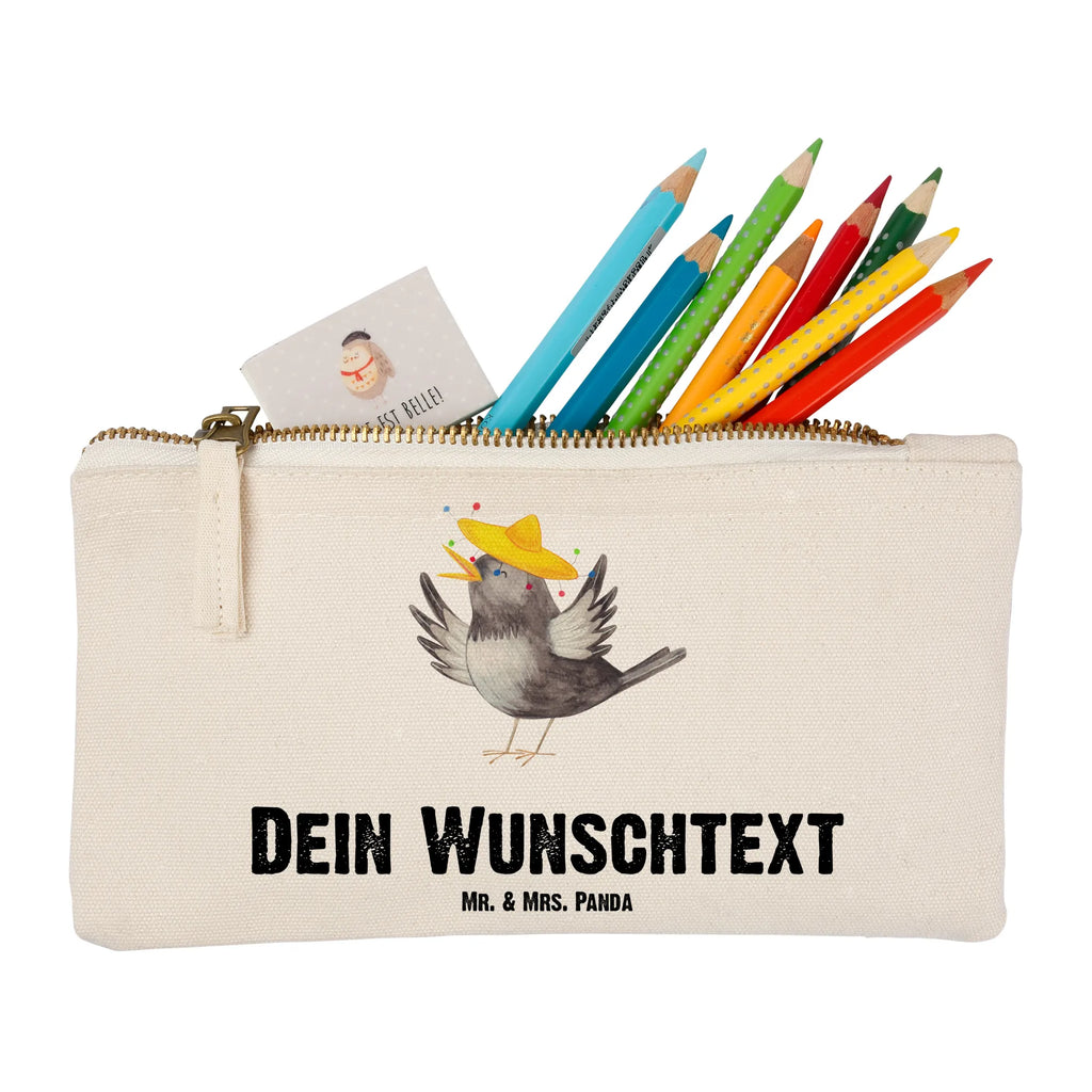 Personalisierte Schminktasche Rabe mit Sombrero Personalisierte Schminktasche, Personalisierte Kosmetiktasche, Personalisierter Kosmetikbeutel, Personalisiertes Stiftemäppchen, Personalisiertes Etui, Personalisierte Federmappe, Personalisierte Makeup Bag, Personalisiertes Schminketui, Personalisiertes Kosmetiketui, Personalisiertes Schlamperetui, Schminktasche mit Namen, Kosmetiktasche mit Namen, Kosmetikbeutel mit Namen, Stiftemäppchen mit Namen, Etui mit Namen, Federmappe mit Namen, Makeup Bg mit Namen, Schminketui mit Namen, Kosmetiketui mit Namen, Schlamperetui mit Namen, Schminktasche personalisieren, Schminktasche bedrucken, Schminktasche selbst gestalten, Tiermotive, Gute Laune, lustige Sprüche, Tiere, Rabe, Vogel, Vögel, Spruch positiv, fröhlich sein, glücklich sein, Glück Spruch, froh, Elster, Motivation