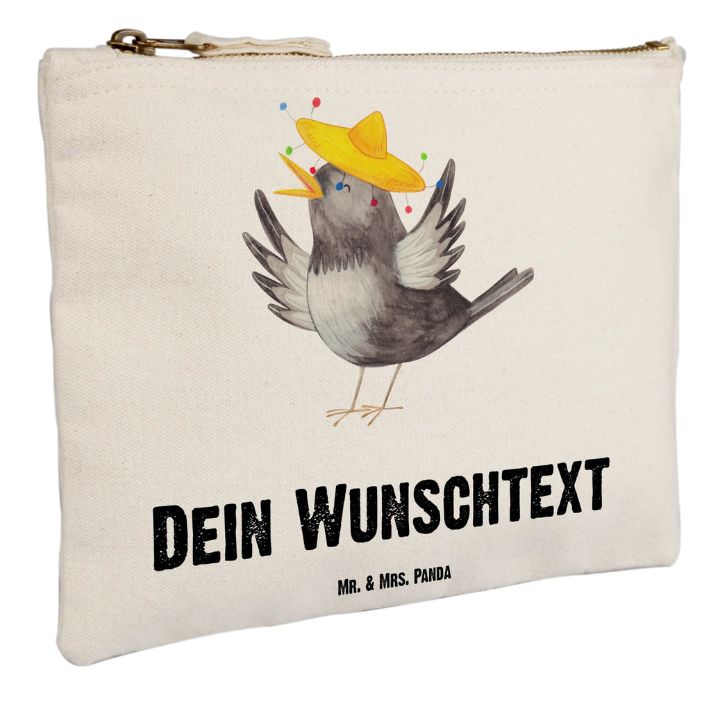 Personalisierte Schminktasche Rabe mit Sombrero Personalisierte Schminktasche, Personalisierte Kosmetiktasche, Personalisierter Kosmetikbeutel, Personalisiertes Stiftemäppchen, Personalisiertes Etui, Personalisierte Federmappe, Personalisierte Makeup Bag, Personalisiertes Schminketui, Personalisiertes Kosmetiketui, Personalisiertes Schlamperetui, Schminktasche mit Namen, Kosmetiktasche mit Namen, Kosmetikbeutel mit Namen, Stiftemäppchen mit Namen, Etui mit Namen, Federmappe mit Namen, Makeup Bg mit Namen, Schminketui mit Namen, Kosmetiketui mit Namen, Schlamperetui mit Namen, Schminktasche personalisieren, Schminktasche bedrucken, Schminktasche selbst gestalten, Tiermotive, Gute Laune, lustige Sprüche, Tiere, Rabe, Vogel, Vögel, Spruch positiv, fröhlich sein, glücklich sein, Glück Spruch, froh, Elster, Motivation