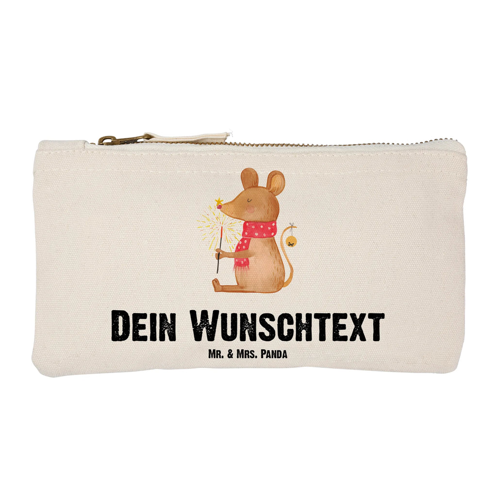 Personalisierte Schminktasche Weihnachtsmaus Personalisierte Schminktasche, Personalisierte Kosmetiktasche, Personalisierter Kosmetikbeutel, Personalisiertes Stiftemäppchen, Personalisiertes Etui, Personalisierte Federmappe, Personalisierte Makeup Bag, Personalisiertes Schminketui, Personalisiertes Kosmetiketui, Personalisiertes Schlamperetui, Schminktasche mit Namen, Kosmetiktasche mit Namen, Kosmetikbeutel mit Namen, Stiftemäppchen mit Namen, Etui mit Namen, Federmappe mit Namen, Makeup Bg mit Namen, Schminketui mit Namen, Kosmetiketui mit Namen, Schlamperetui mit Namen, Schminktasche personalisieren, Schminktasche bedrucken, Schminktasche selbst gestalten, Winter, Weihnachten, Weihnachtsdeko, Nikolaus, Advent, Heiligabend, Wintermotiv, Frohe Weihnachten, Weihnachtsgruß, Weihnachtsmotiv, Maus, Mäuschen, Weihnachtswunder