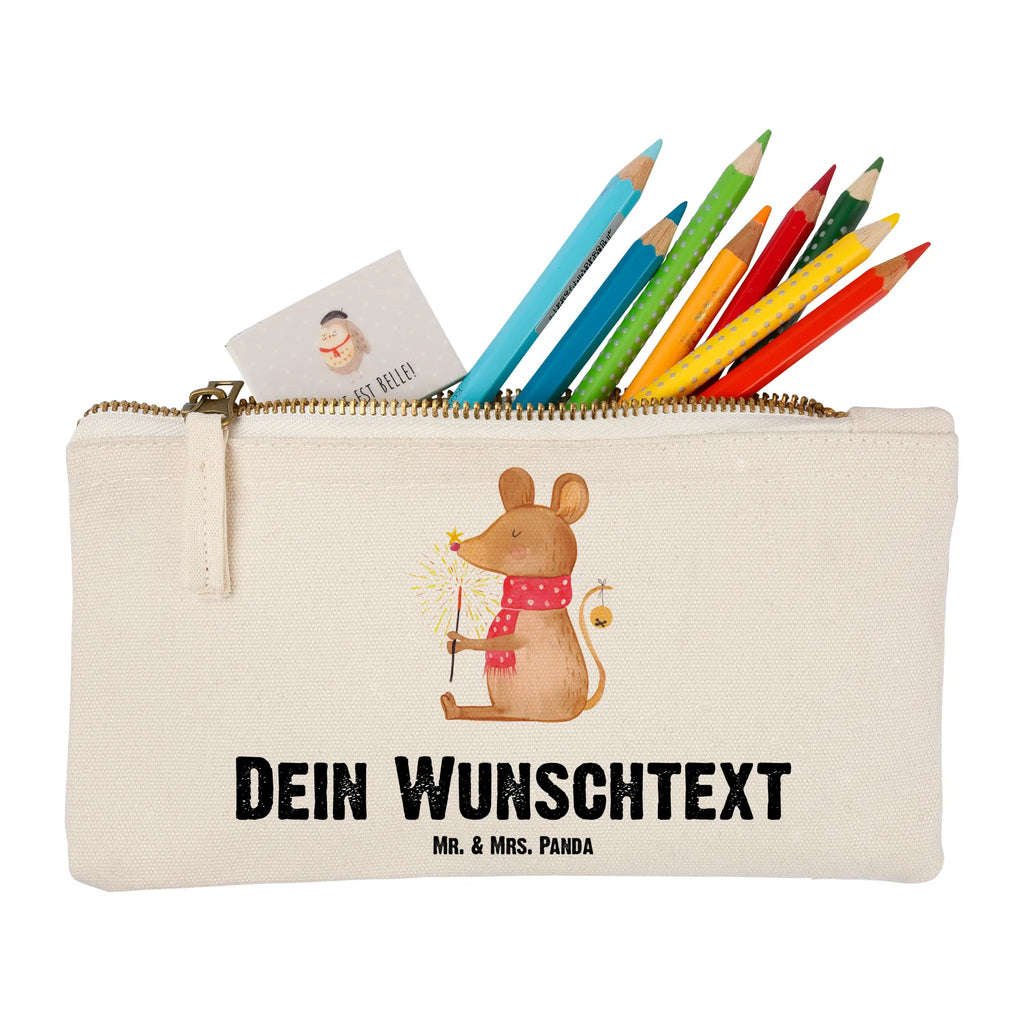 Personalisierte Schminktasche Weihnachtsmaus Personalisierte Schminktasche, Personalisierte Kosmetiktasche, Personalisierter Kosmetikbeutel, Personalisiertes Stiftemäppchen, Personalisiertes Etui, Personalisierte Federmappe, Personalisierte Makeup Bag, Personalisiertes Schminketui, Personalisiertes Kosmetiketui, Personalisiertes Schlamperetui, Schminktasche mit Namen, Kosmetiktasche mit Namen, Kosmetikbeutel mit Namen, Stiftemäppchen mit Namen, Etui mit Namen, Federmappe mit Namen, Makeup Bg mit Namen, Schminketui mit Namen, Kosmetiketui mit Namen, Schlamperetui mit Namen, Schminktasche personalisieren, Schminktasche bedrucken, Schminktasche selbst gestalten, Winter, Weihnachten, Weihnachtsdeko, Nikolaus, Advent, Heiligabend, Wintermotiv, Frohe Weihnachten, Weihnachtsgruß, Weihnachtsmotiv, Maus, Mäuschen, Weihnachtswunder