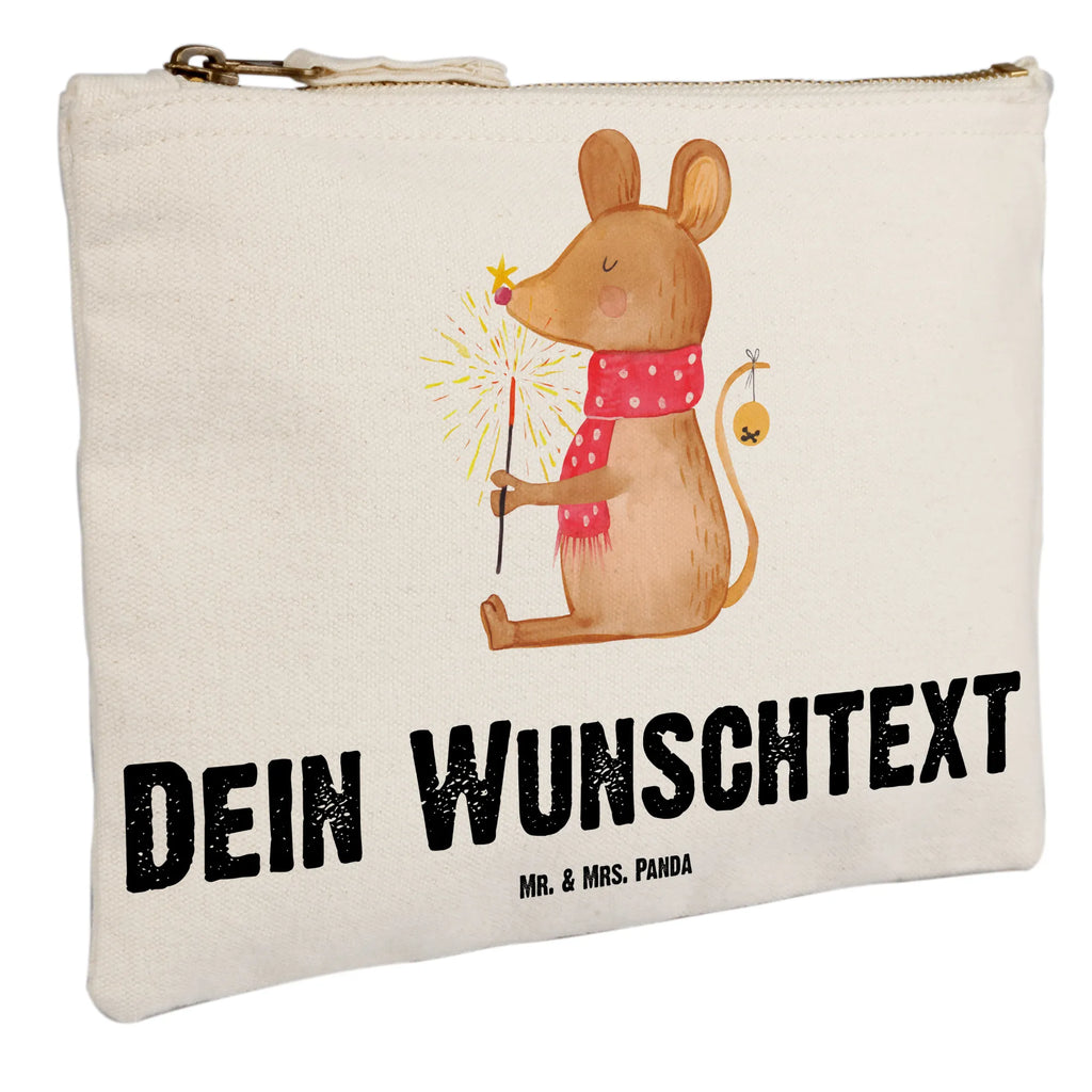 Personalisierte Schminktasche Weihnachtsmaus Personalisierte Schminktasche, Personalisierte Kosmetiktasche, Personalisierter Kosmetikbeutel, Personalisiertes Stiftemäppchen, Personalisiertes Etui, Personalisierte Federmappe, Personalisierte Makeup Bag, Personalisiertes Schminketui, Personalisiertes Kosmetiketui, Personalisiertes Schlamperetui, Schminktasche mit Namen, Kosmetiktasche mit Namen, Kosmetikbeutel mit Namen, Stiftemäppchen mit Namen, Etui mit Namen, Federmappe mit Namen, Makeup Bg mit Namen, Schminketui mit Namen, Kosmetiketui mit Namen, Schlamperetui mit Namen, Schminktasche personalisieren, Schminktasche bedrucken, Schminktasche selbst gestalten, Winter, Weihnachten, Weihnachtsdeko, Nikolaus, Advent, Heiligabend, Wintermotiv, Frohe Weihnachten, Weihnachtsgruß, Weihnachtsmotiv, Maus, Mäuschen, Weihnachtswunder