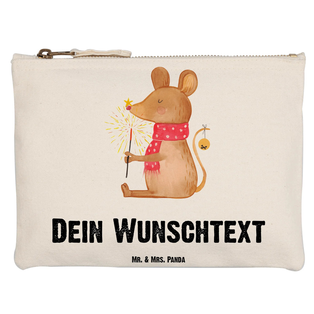 Personalisierte Schminktasche Weihnachtsmaus Personalisierte Schminktasche, Personalisierte Kosmetiktasche, Personalisierter Kosmetikbeutel, Personalisiertes Stiftemäppchen, Personalisiertes Etui, Personalisierte Federmappe, Personalisierte Makeup Bag, Personalisiertes Schminketui, Personalisiertes Kosmetiketui, Personalisiertes Schlamperetui, Schminktasche mit Namen, Kosmetiktasche mit Namen, Kosmetikbeutel mit Namen, Stiftemäppchen mit Namen, Etui mit Namen, Federmappe mit Namen, Makeup Bg mit Namen, Schminketui mit Namen, Kosmetiketui mit Namen, Schlamperetui mit Namen, Schminktasche personalisieren, Schminktasche bedrucken, Schminktasche selbst gestalten, Winter, Weihnachten, Weihnachtsdeko, Nikolaus, Advent, Heiligabend, Wintermotiv, Frohe Weihnachten, Weihnachtsgruß, Weihnachtsmotiv, Maus, Mäuschen, Weihnachtswunder