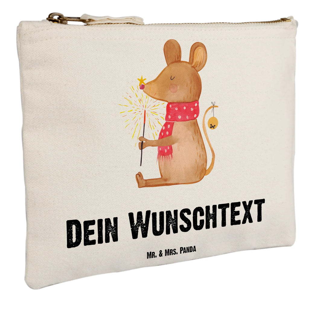 Personalisierte Schminktasche Weihnachtsmaus Personalisierte Schminktasche, Personalisierte Kosmetiktasche, Personalisierter Kosmetikbeutel, Personalisiertes Stiftemäppchen, Personalisiertes Etui, Personalisierte Federmappe, Personalisierte Makeup Bag, Personalisiertes Schminketui, Personalisiertes Kosmetiketui, Personalisiertes Schlamperetui, Schminktasche mit Namen, Kosmetiktasche mit Namen, Kosmetikbeutel mit Namen, Stiftemäppchen mit Namen, Etui mit Namen, Federmappe mit Namen, Makeup Bg mit Namen, Schminketui mit Namen, Kosmetiketui mit Namen, Schlamperetui mit Namen, Schminktasche personalisieren, Schminktasche bedrucken, Schminktasche selbst gestalten, Winter, Weihnachten, Weihnachtsdeko, Nikolaus, Advent, Heiligabend, Wintermotiv, Frohe Weihnachten, Weihnachtsgruß, Weihnachtsmotiv, Maus, Mäuschen, Weihnachtswunder