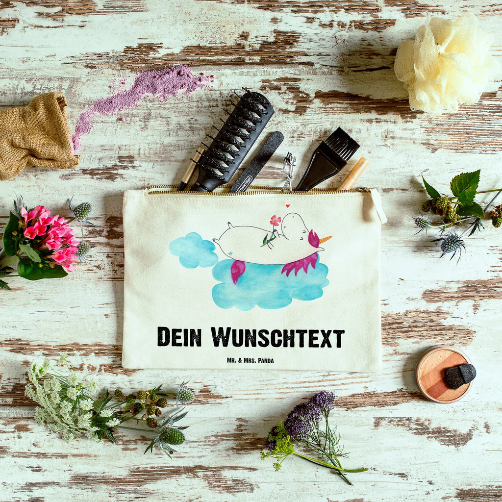 Personalisierte Schminktasche Einhorn verliebt auf Wolke Personalisierte Schminktasche, Personalisierte Kosmetiktasche, Personalisierter Kosmetikbeutel, Personalisiertes Stiftemäppchen, Personalisiertes Etui, Personalisierte Federmappe, Personalisierte Makeup Bag, Personalisiertes Schminketui, Personalisiertes Kosmetiketui, Personalisiertes Schlamperetui, Schminktasche mit Namen, Kosmetiktasche mit Namen, Kosmetikbeutel mit Namen, Stiftemäppchen mit Namen, Etui mit Namen, Federmappe mit Namen, Makeup Bg mit Namen, Schminketui mit Namen, Kosmetiketui mit Namen, Schlamperetui mit Namen, Schminktasche personalisieren, Schminktasche bedrucken, Schminktasche selbst gestalten, Einhorn, Einhörner, Einhorn Deko, Pegasus, Unicorn, verliebt, Liebe, Liebesbeweis, Freundin, Wolke