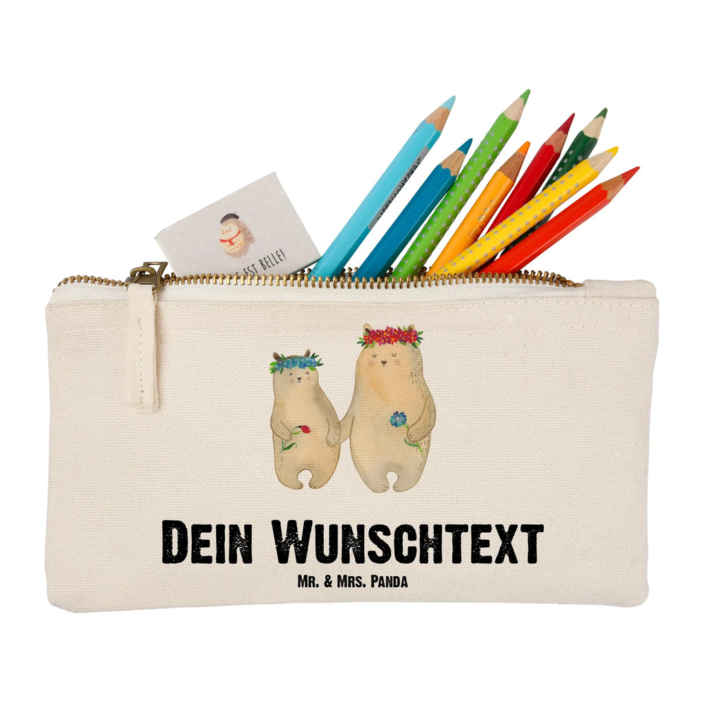 Personalisierte Schminktasche Bären mit Blumenkranz Personalisierte Schminktasche, Personalisierte Kosmetiktasche, Personalisierter Kosmetikbeutel, Personalisiertes Stiftemäppchen, Personalisiertes Etui, Personalisierte Federmappe, Personalisierte Makeup Bag, Personalisiertes Schminketui, Personalisiertes Kosmetiketui, Personalisiertes Schlamperetui, Schminktasche mit Namen, Kosmetiktasche mit Namen, Kosmetikbeutel mit Namen, Stiftemäppchen mit Namen, Etui mit Namen, Federmappe mit Namen, Makeup Bg mit Namen, Schminketui mit Namen, Kosmetiketui mit Namen, Schlamperetui mit Namen, Schminktasche personalisieren, Schminktasche bedrucken, Schminktasche selbst gestalten, Familie, Vatertag, Muttertag, Bruder, Schwester, Mama, Papa, Oma, Opa, Bär, Bären, Mutter, Mutti, Mami, Lieblingsmensch, Lieblingsmama, beste Mutter, weltbeste Mama, Geschenk Mama. Muttertag, Tochter, Kind, Kinder, Töchter, Family, Vorbild