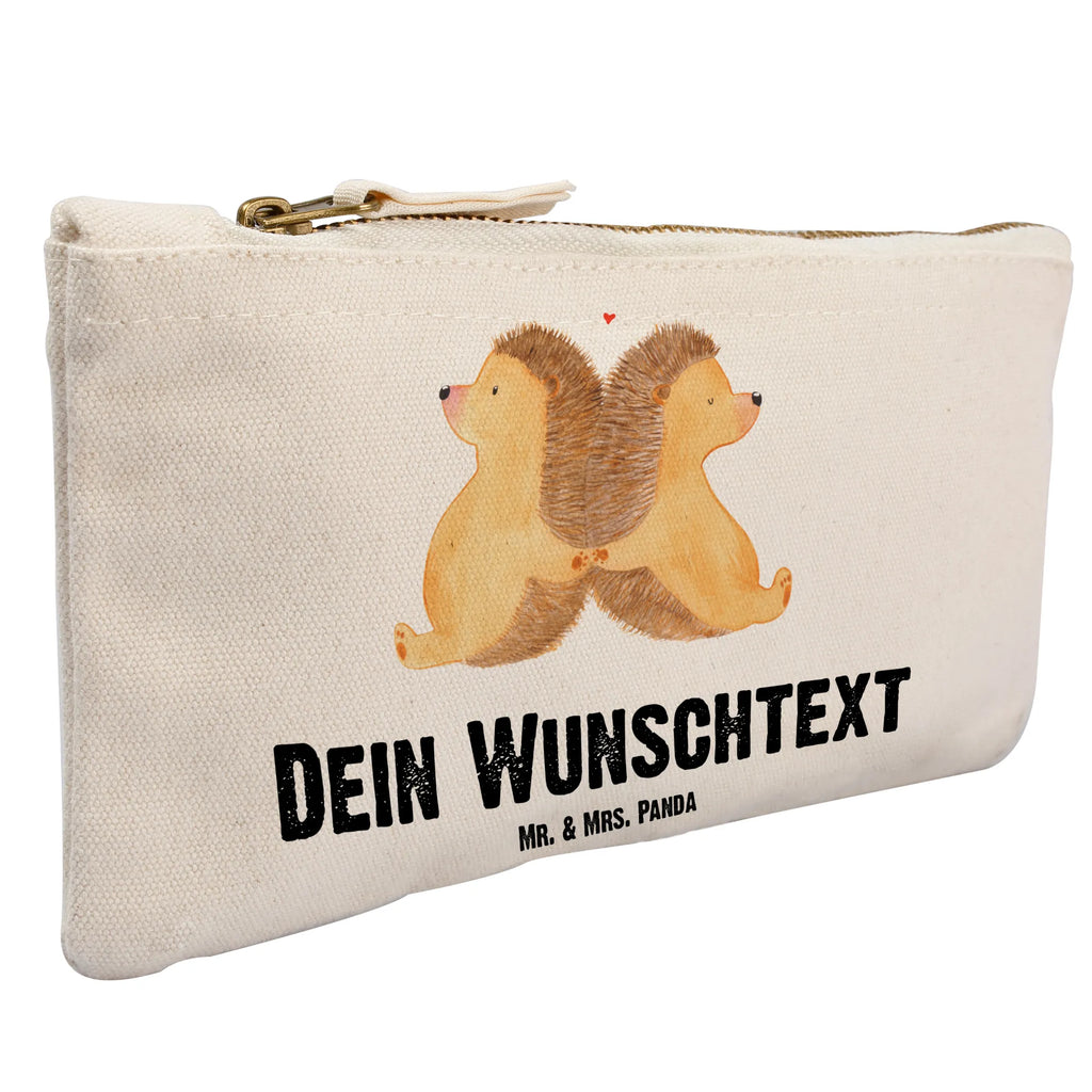 Personalisierte Schminktasche Igel händchenhaltend Personalisierte Schminktasche, Personalisierte Kosmetiktasche, Personalisierter Kosmetikbeutel, Personalisiertes Stiftemäppchen, Personalisiertes Etui, Personalisierte Federmappe, Personalisierte Makeup Bag, Personalisiertes Schminketui, Personalisiertes Kosmetiketui, Personalisiertes Schlamperetui, Schminktasche mit Namen, Kosmetiktasche mit Namen, Kosmetikbeutel mit Namen, Stiftemäppchen mit Namen, Etui mit Namen, Federmappe mit Namen, Makeup Bg mit Namen, Schminketui mit Namen, Kosmetiketui mit Namen, Schlamperetui mit Namen, Schminktasche personalisieren, Schminktasche bedrucken, Schminktasche selbst gestalten, Liebe, Partner, Freund, Freundin, Ehemann, Ehefrau, Heiraten, Verlobung, Heiratsantrag, Liebesgeschenk, Jahrestag, Hocheitstag, Igel, Igelliebe, Hand in Hand, Liebesbeweis, große Liebe, Liebesbotschaft, Hochzeit, Lieblingsmensch, Gemeinsamkeit, Love, Geschenk für zwei