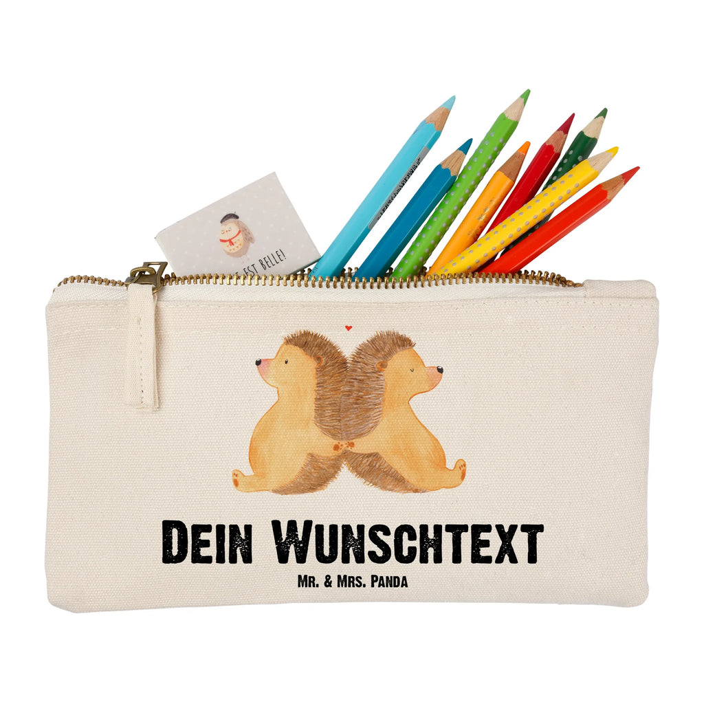 Personalisierte Schminktasche Igel händchenhaltend Personalisierte Schminktasche, Personalisierte Kosmetiktasche, Personalisierter Kosmetikbeutel, Personalisiertes Stiftemäppchen, Personalisiertes Etui, Personalisierte Federmappe, Personalisierte Makeup Bag, Personalisiertes Schminketui, Personalisiertes Kosmetiketui, Personalisiertes Schlamperetui, Schminktasche mit Namen, Kosmetiktasche mit Namen, Kosmetikbeutel mit Namen, Stiftemäppchen mit Namen, Etui mit Namen, Federmappe mit Namen, Makeup Bg mit Namen, Schminketui mit Namen, Kosmetiketui mit Namen, Schlamperetui mit Namen, Schminktasche personalisieren, Schminktasche bedrucken, Schminktasche selbst gestalten, Liebe, Partner, Freund, Freundin, Ehemann, Ehefrau, Heiraten, Verlobung, Heiratsantrag, Liebesgeschenk, Jahrestag, Hocheitstag, Igel, Igelliebe, Hand in Hand, Liebesbeweis, große Liebe, Liebesbotschaft, Hochzeit, Lieblingsmensch, Gemeinsamkeit, Love, Geschenk für zwei