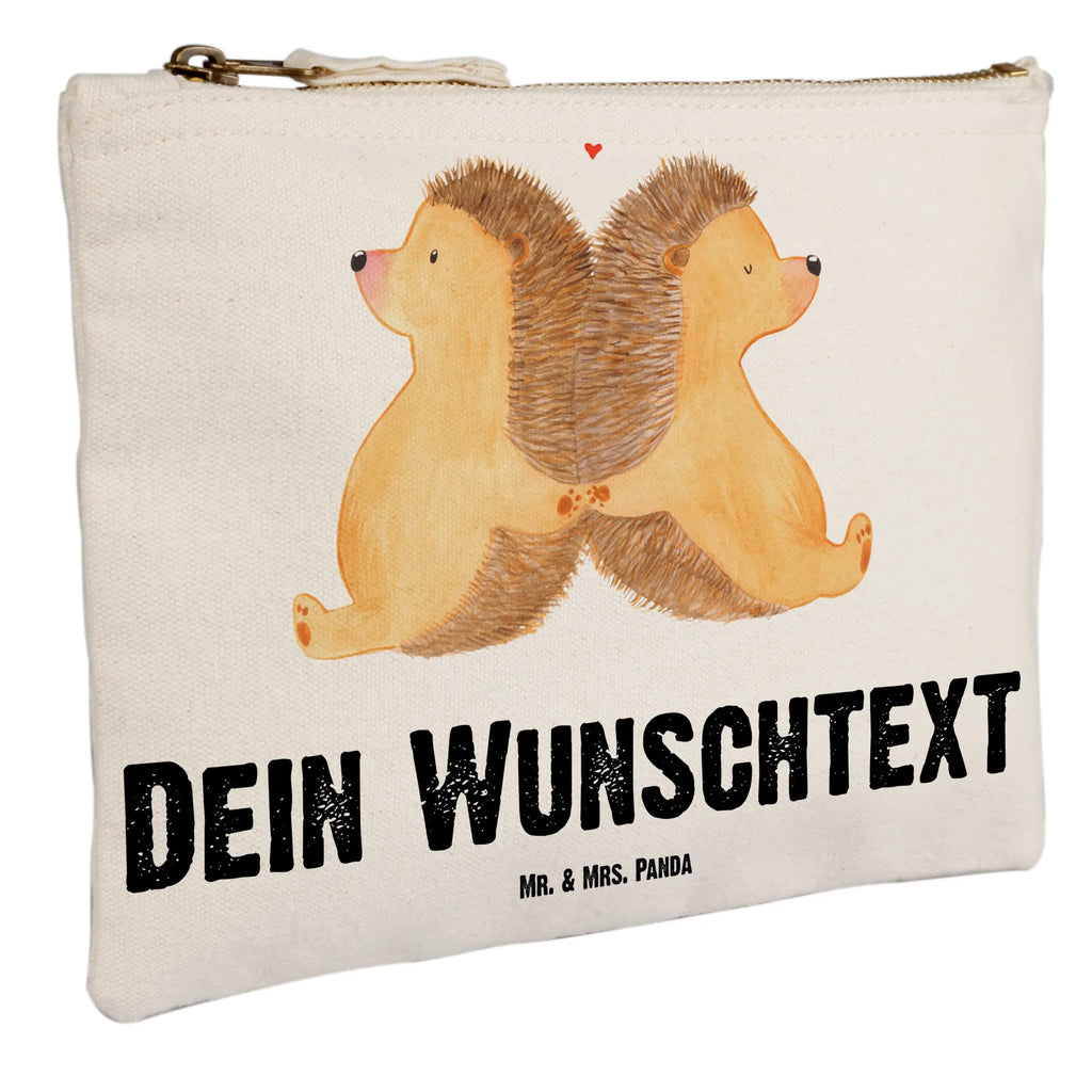 Personalisierte Schminktasche Igel händchenhaltend Personalisierte Schminktasche, Personalisierte Kosmetiktasche, Personalisierter Kosmetikbeutel, Personalisiertes Stiftemäppchen, Personalisiertes Etui, Personalisierte Federmappe, Personalisierte Makeup Bag, Personalisiertes Schminketui, Personalisiertes Kosmetiketui, Personalisiertes Schlamperetui, Schminktasche mit Namen, Kosmetiktasche mit Namen, Kosmetikbeutel mit Namen, Stiftemäppchen mit Namen, Etui mit Namen, Federmappe mit Namen, Makeup Bg mit Namen, Schminketui mit Namen, Kosmetiketui mit Namen, Schlamperetui mit Namen, Schminktasche personalisieren, Schminktasche bedrucken, Schminktasche selbst gestalten, Liebe, Partner, Freund, Freundin, Ehemann, Ehefrau, Heiraten, Verlobung, Heiratsantrag, Liebesgeschenk, Jahrestag, Hocheitstag, Igel, Igelliebe, Hand in Hand, Liebesbeweis, große Liebe, Liebesbotschaft, Hochzeit, Lieblingsmensch, Gemeinsamkeit, Love, Geschenk für zwei