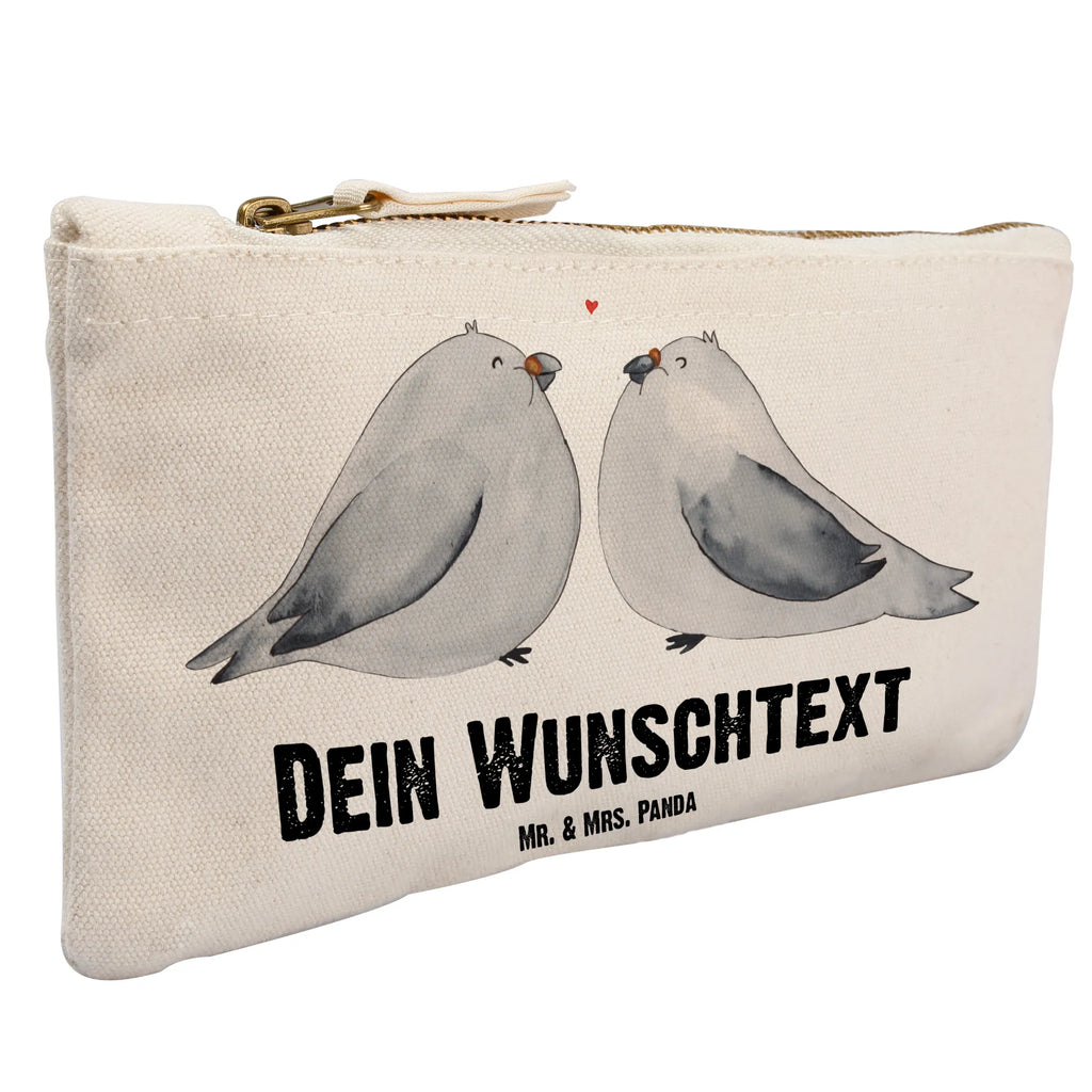 Personalisierte Schminktasche Turteltauben Liebe Personalisierte Schminktasche, Personalisierte Kosmetiktasche, Personalisierter Kosmetikbeutel, Personalisiertes Stiftemäppchen, Personalisiertes Etui, Personalisierte Federmappe, Personalisierte Makeup Bag, Personalisiertes Schminketui, Personalisiertes Kosmetiketui, Personalisiertes Schlamperetui, Schminktasche mit Namen, Kosmetiktasche mit Namen, Kosmetikbeutel mit Namen, Stiftemäppchen mit Namen, Etui mit Namen, Federmappe mit Namen, Makeup Bg mit Namen, Schminketui mit Namen, Kosmetiketui mit Namen, Schlamperetui mit Namen, Schminktasche personalisieren, Schminktasche bedrucken, Schminktasche selbst gestalten, Liebe, Partner, Freund, Freundin, Ehemann, Ehefrau, Heiraten, Verlobung, Heiratsantrag, Liebesgeschenk, Jahrestag, Hocheitstag, Turteltauben, Turteltäubchen, Tauben, Verliebt, Verlobt, Verheiratet, Geschenk Freundin, Geschenk Freund, Liebesbeweis, Hochzeitstag, Geschenk Hochzeit