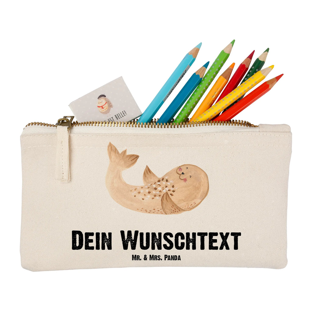 Personalisierte Schminktasche Robbe liegend Personalisierte Schminktasche, Personalisierte Kosmetiktasche, Personalisierter Kosmetikbeutel, Personalisiertes Stiftemäppchen, Personalisiertes Etui, Personalisierte Federmappe, Personalisierte Makeup Bag, Personalisiertes Schminketui, Personalisiertes Kosmetiketui, Personalisiertes Schlamperetui, Schminktasche mit Namen, Kosmetiktasche mit Namen, Kosmetikbeutel mit Namen, Stiftemäppchen mit Namen, Etui mit Namen, Federmappe mit Namen, Makeup Bg mit Namen, Schminketui mit Namen, Kosmetiketui mit Namen, Schlamperetui mit Namen, Schminktasche personalisieren, Schminktasche bedrucken, Schminktasche selbst gestalten, Tiermotive, Gute Laune, lustige Sprüche, Tiere, Robbe, Robben, Seehund, Strand, Meerestier, Ostsee, Nordsee, Lachen, Freude